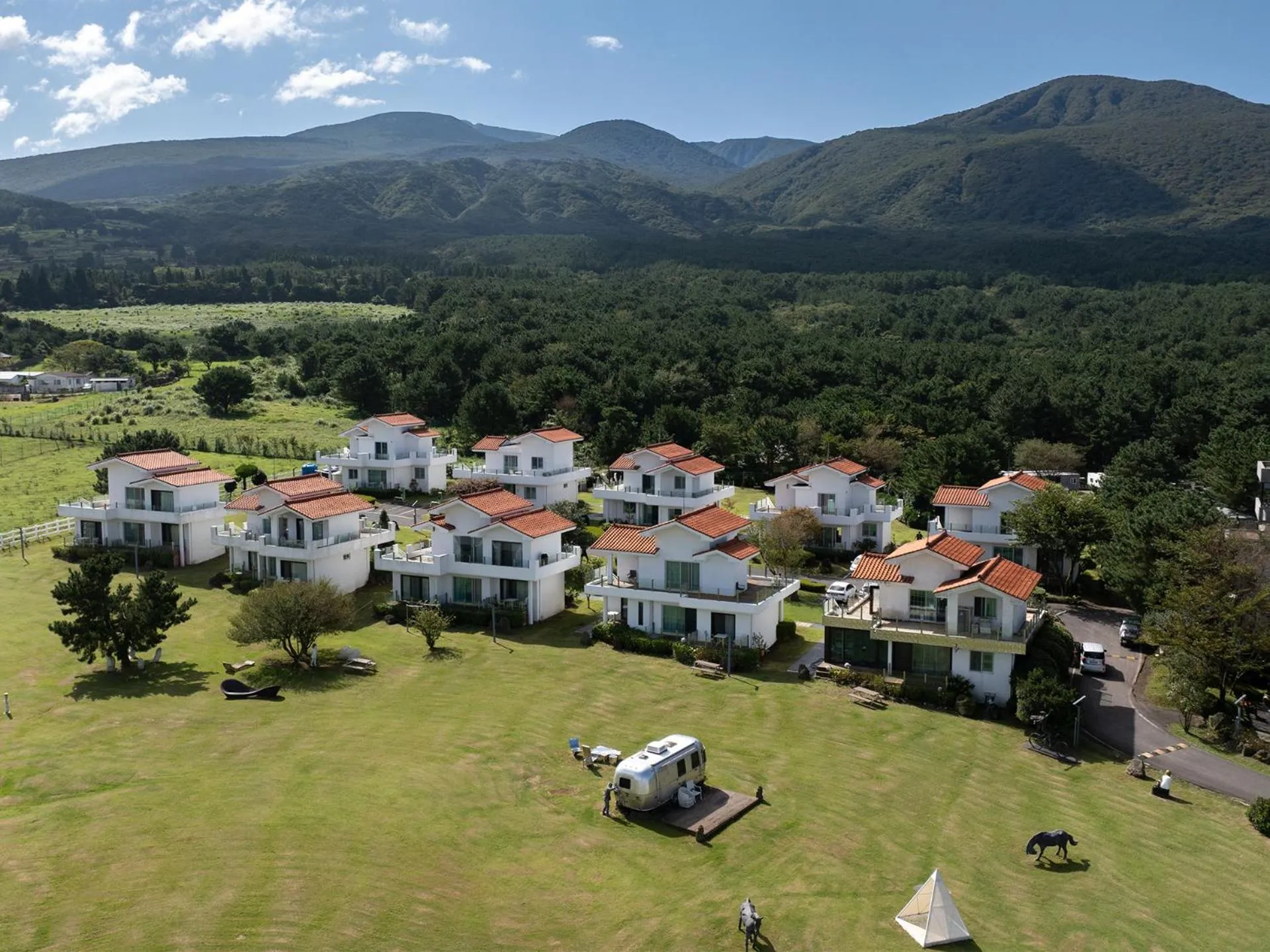 Property building in Amber Pure Hill Hotels & Resorts Jeju