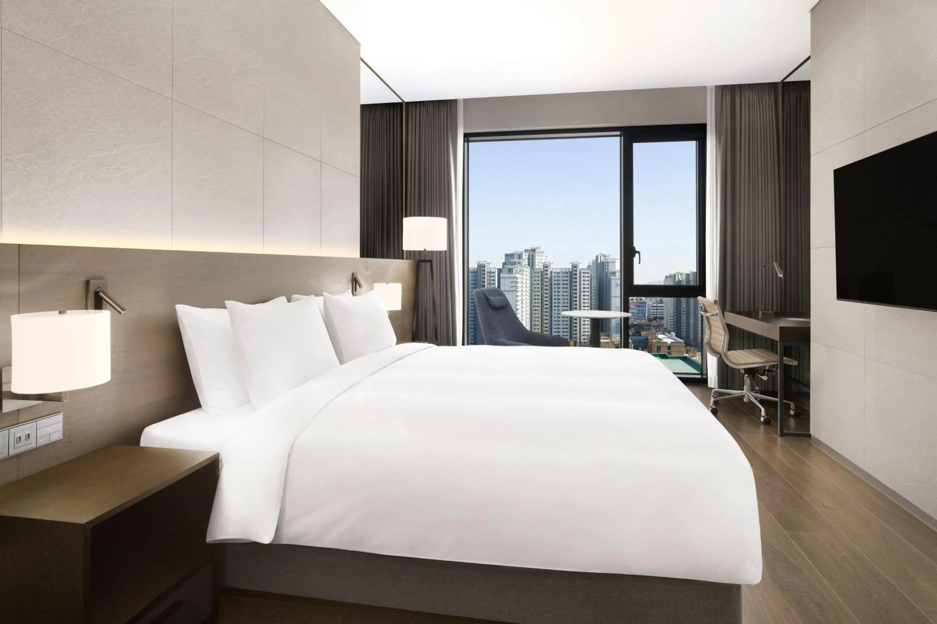 Photo of the whole room, Bed in Four Points by Sheraton Suwon