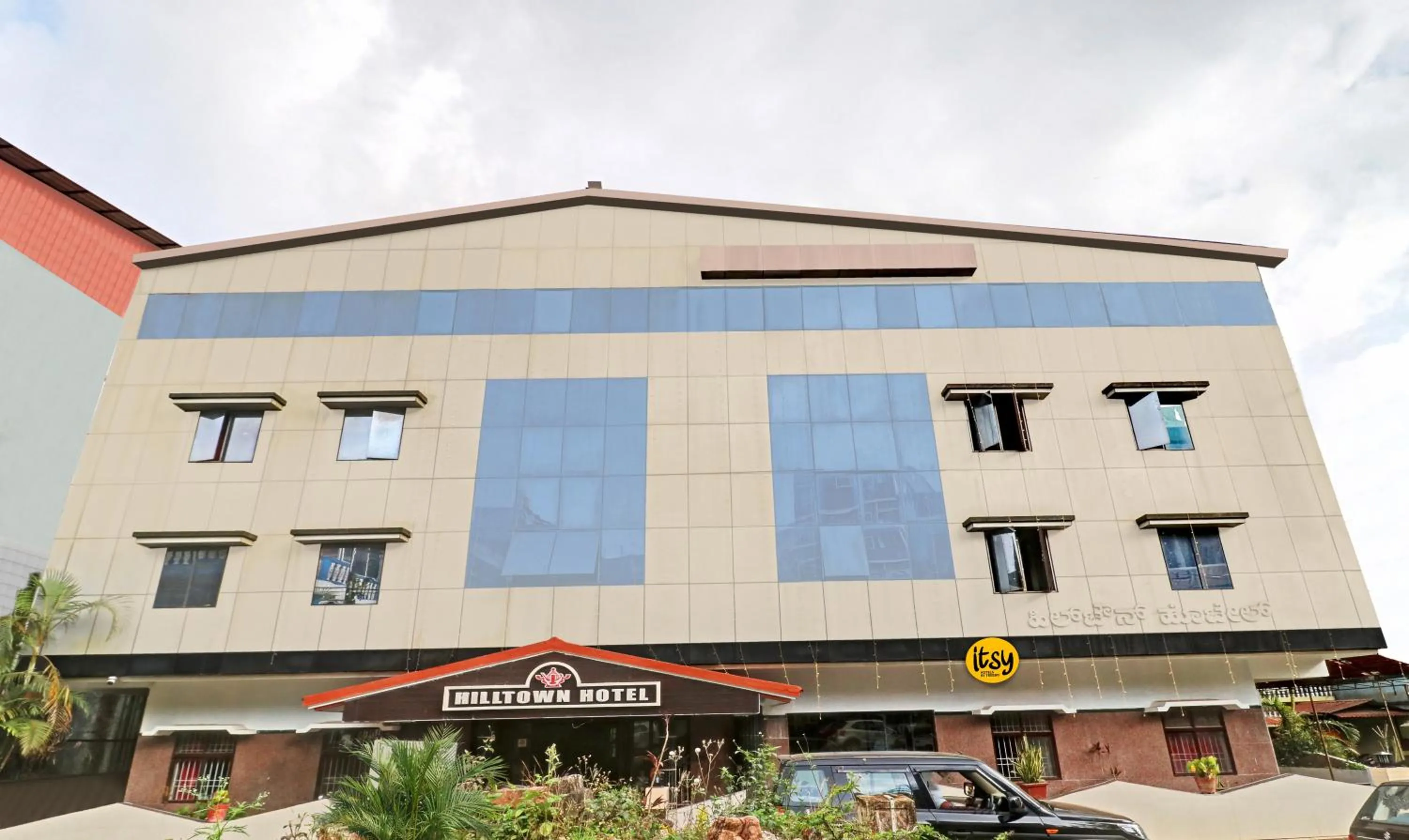 Property building in Itsy Hotels Hill Town, 500 Mtrs From Madikeri Fort