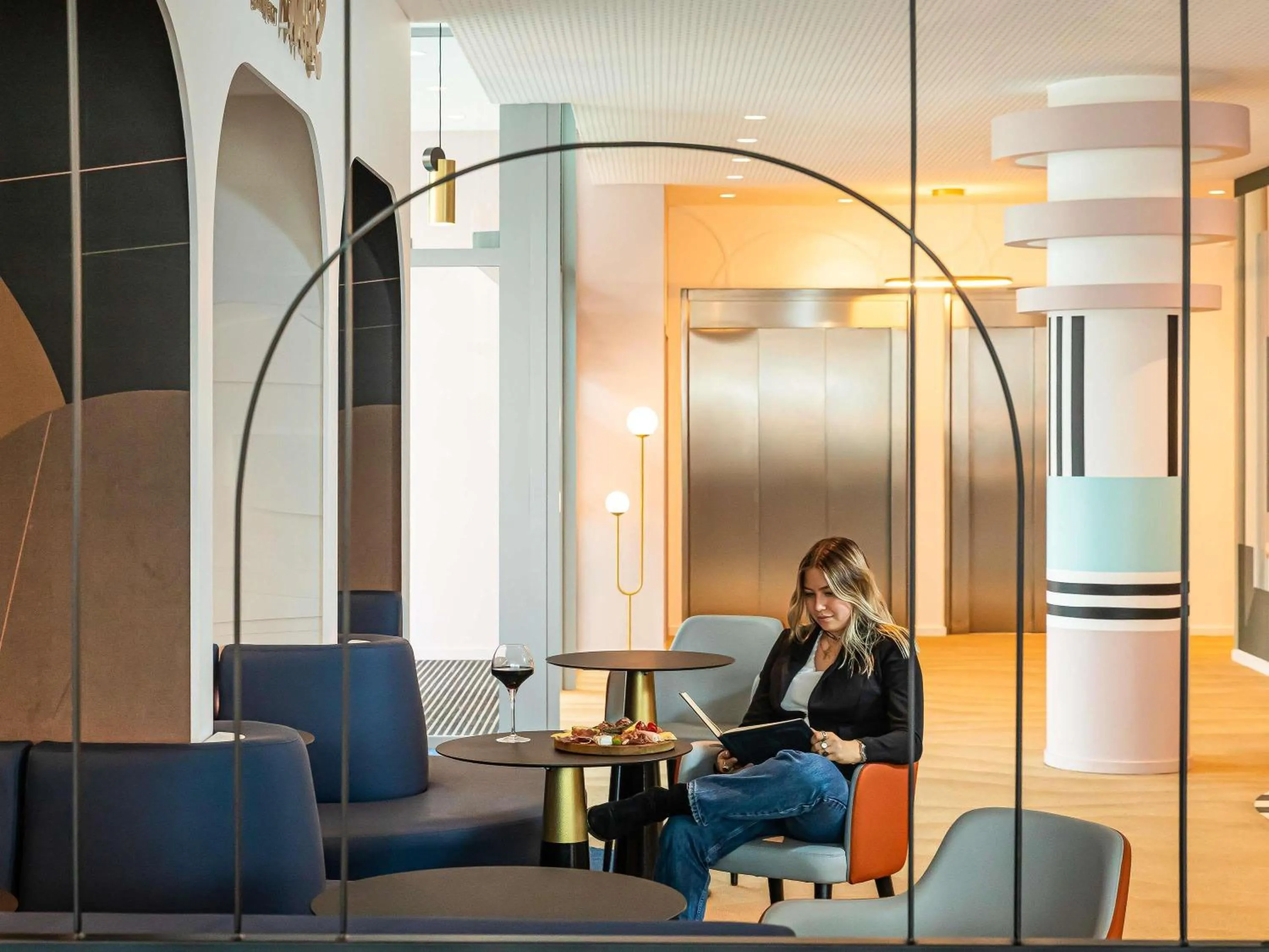 Lounge or bar in Mercure Dunkerque Centre Gare