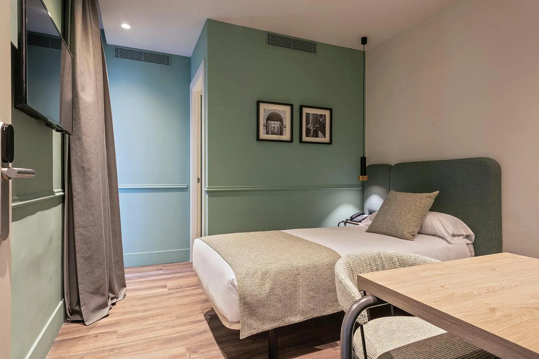 Bed in Hotel Via Augusta