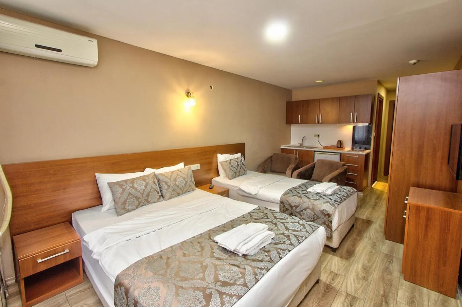 Communal lounge/ TV room in Wide Suites Taksim