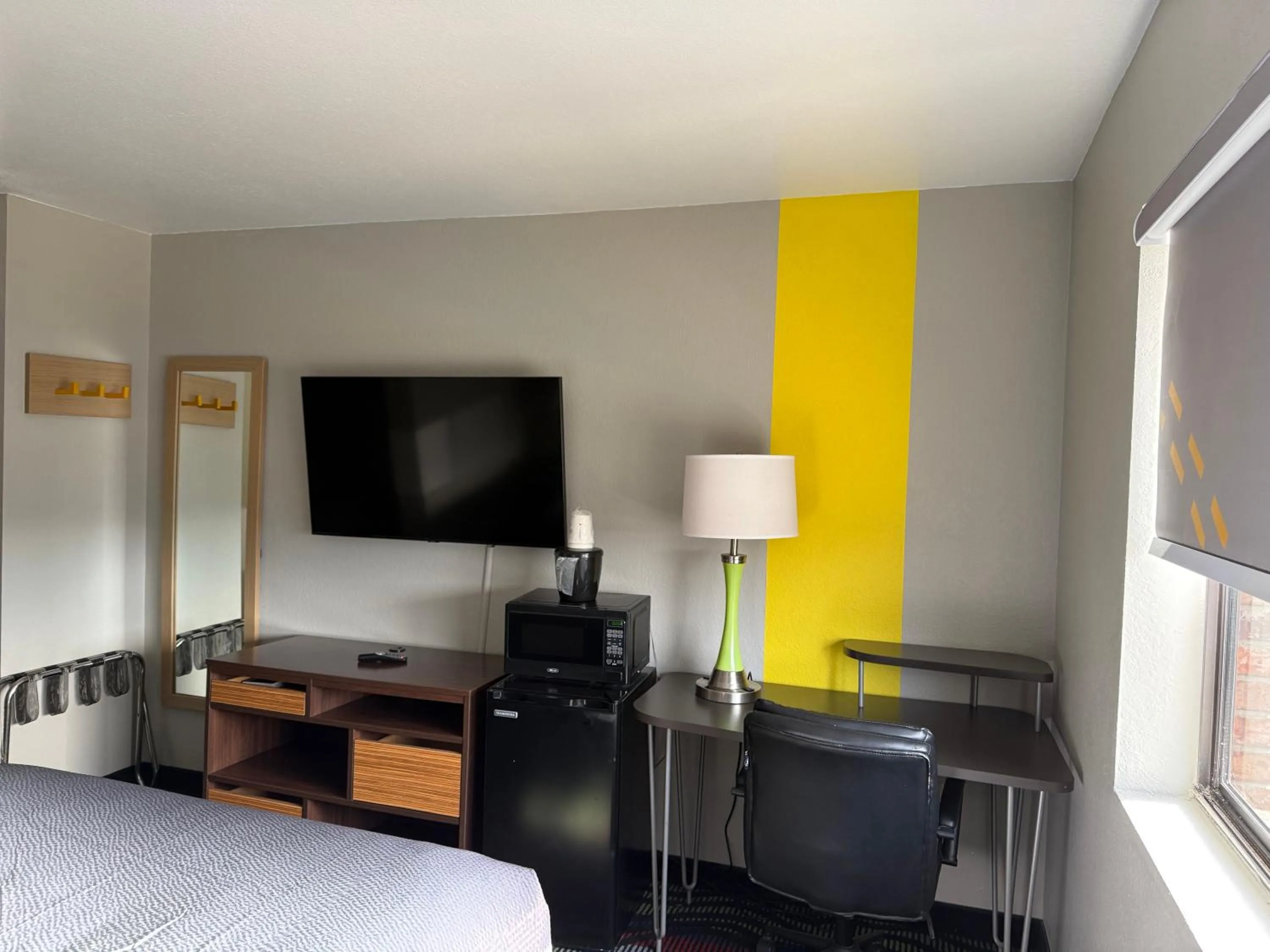 TV and multimedia, Bed in Super 8 by Wyndham Farmington