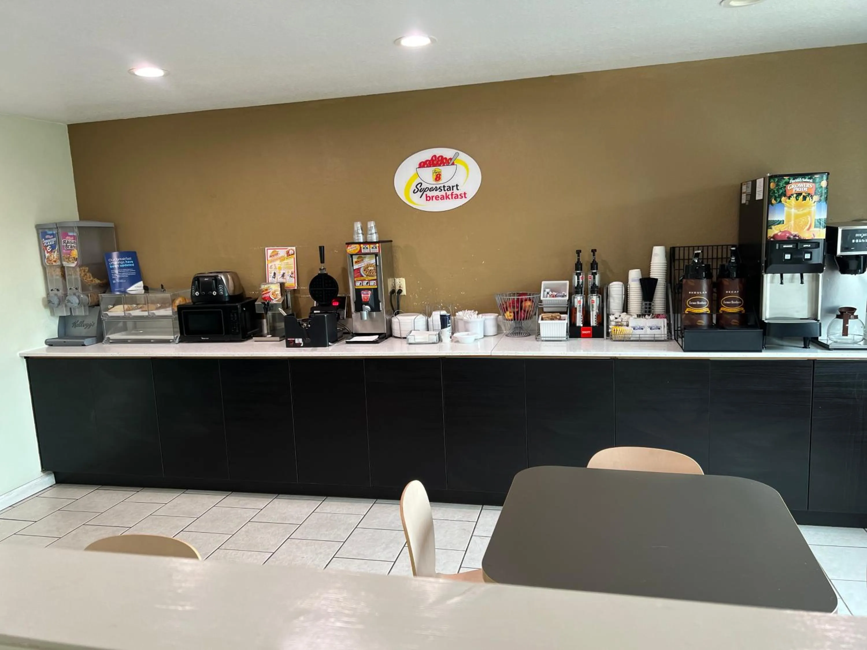 Breakfast in Super 8 by Wyndham Farmington