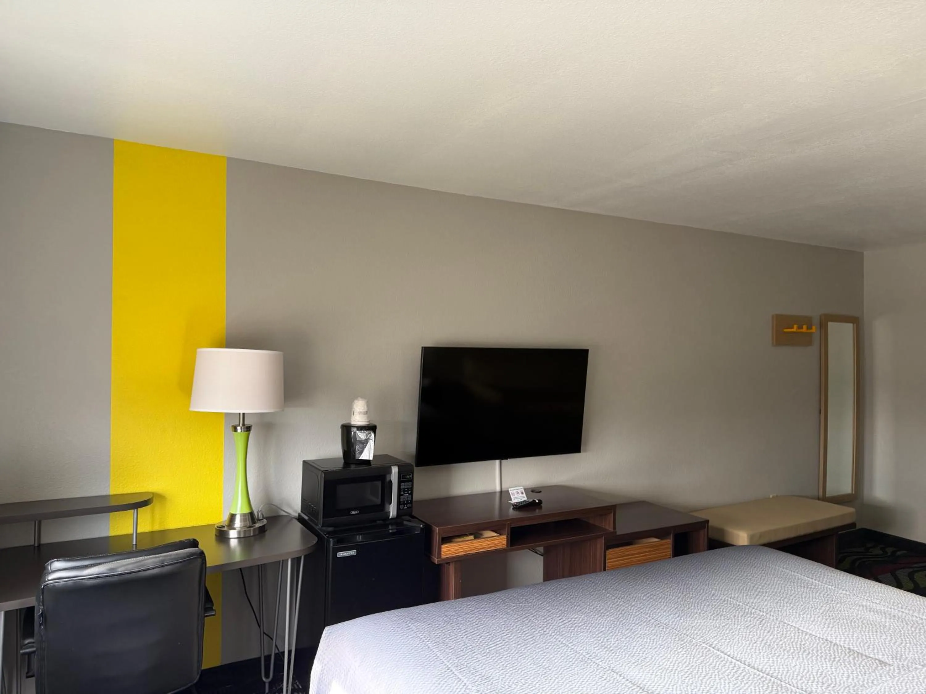 TV and multimedia, Bed in Super 8 by Wyndham Farmington