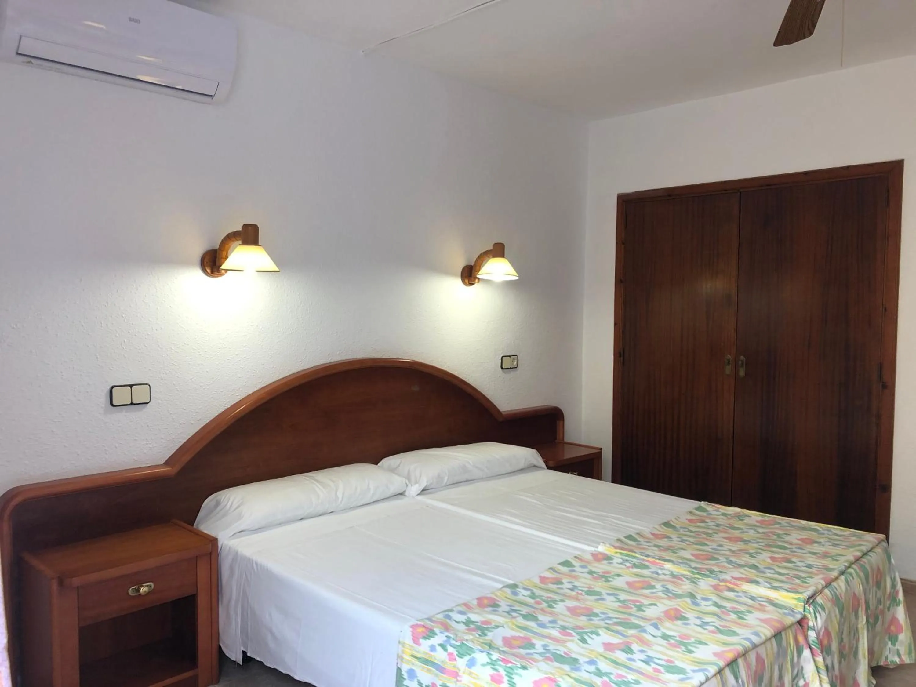 Bed in Hostal de la Caravel-la