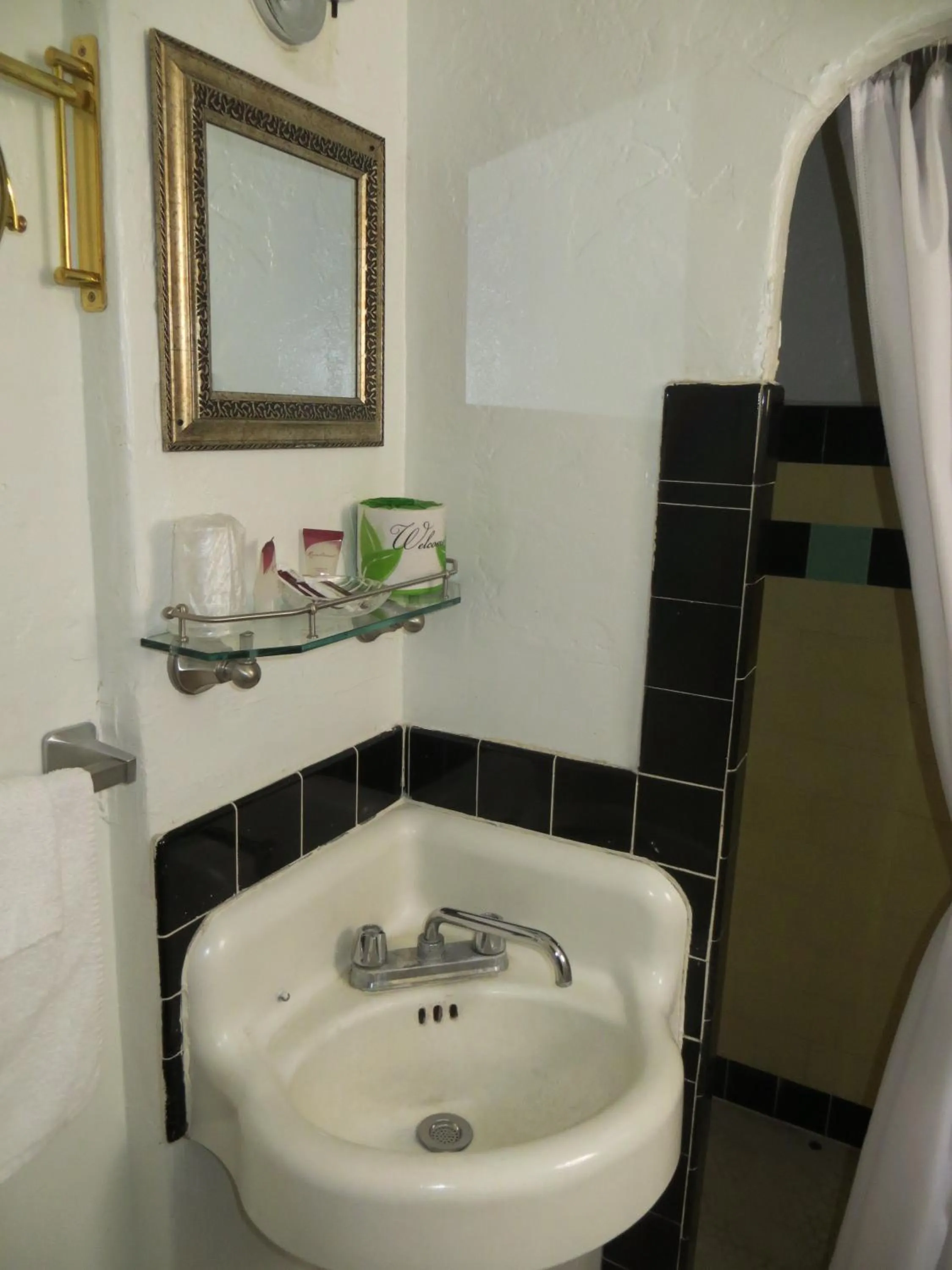 Bathroom in El Trovatore Motel