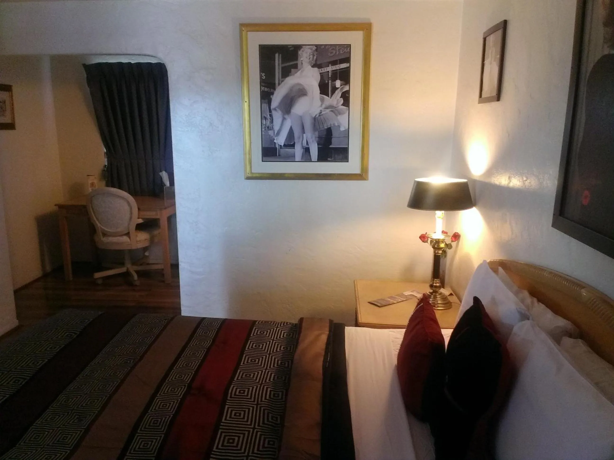 Photo of the whole room, Bed in El Trovatore Motel