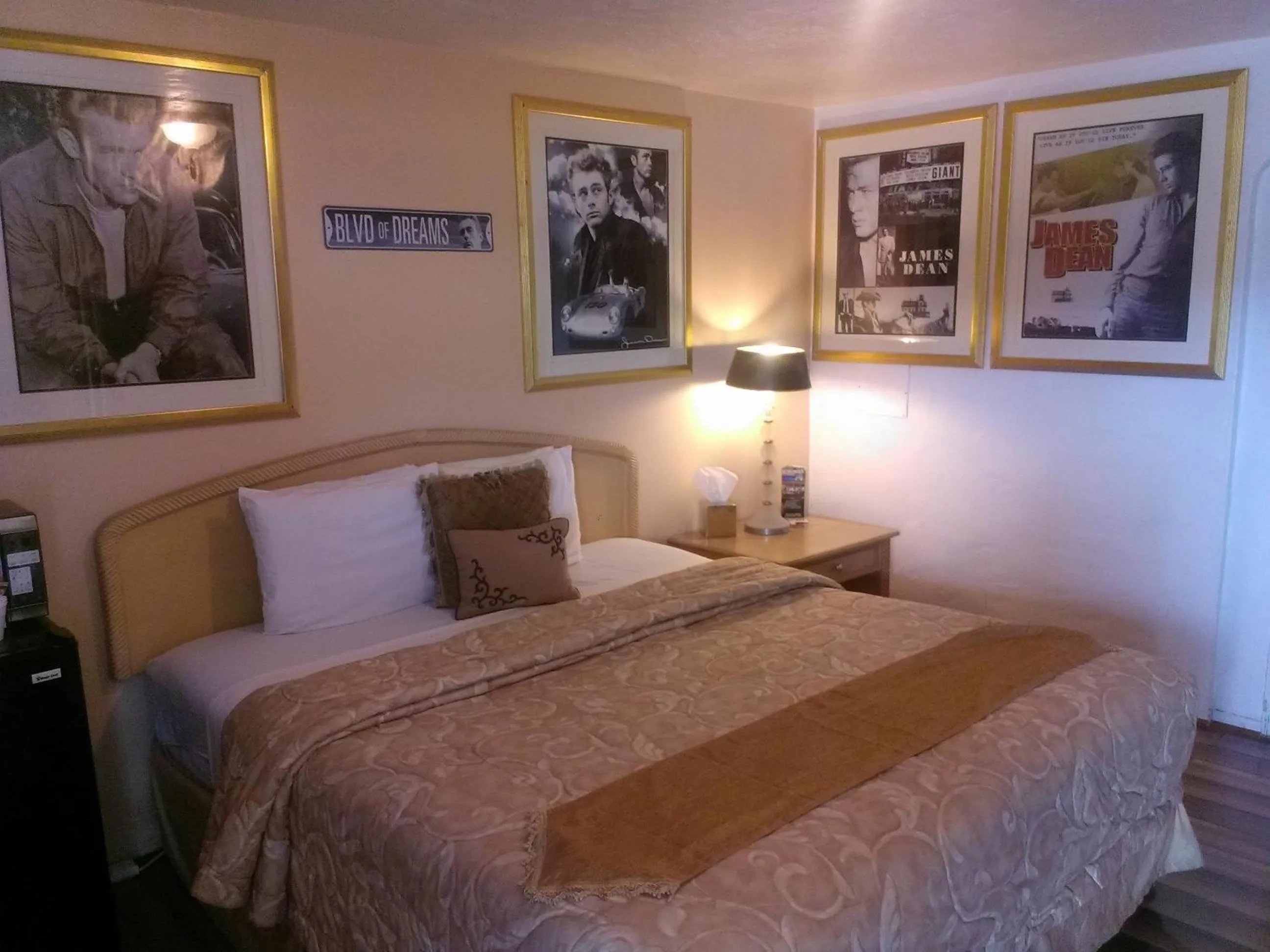 Bed in El Trovatore Motel