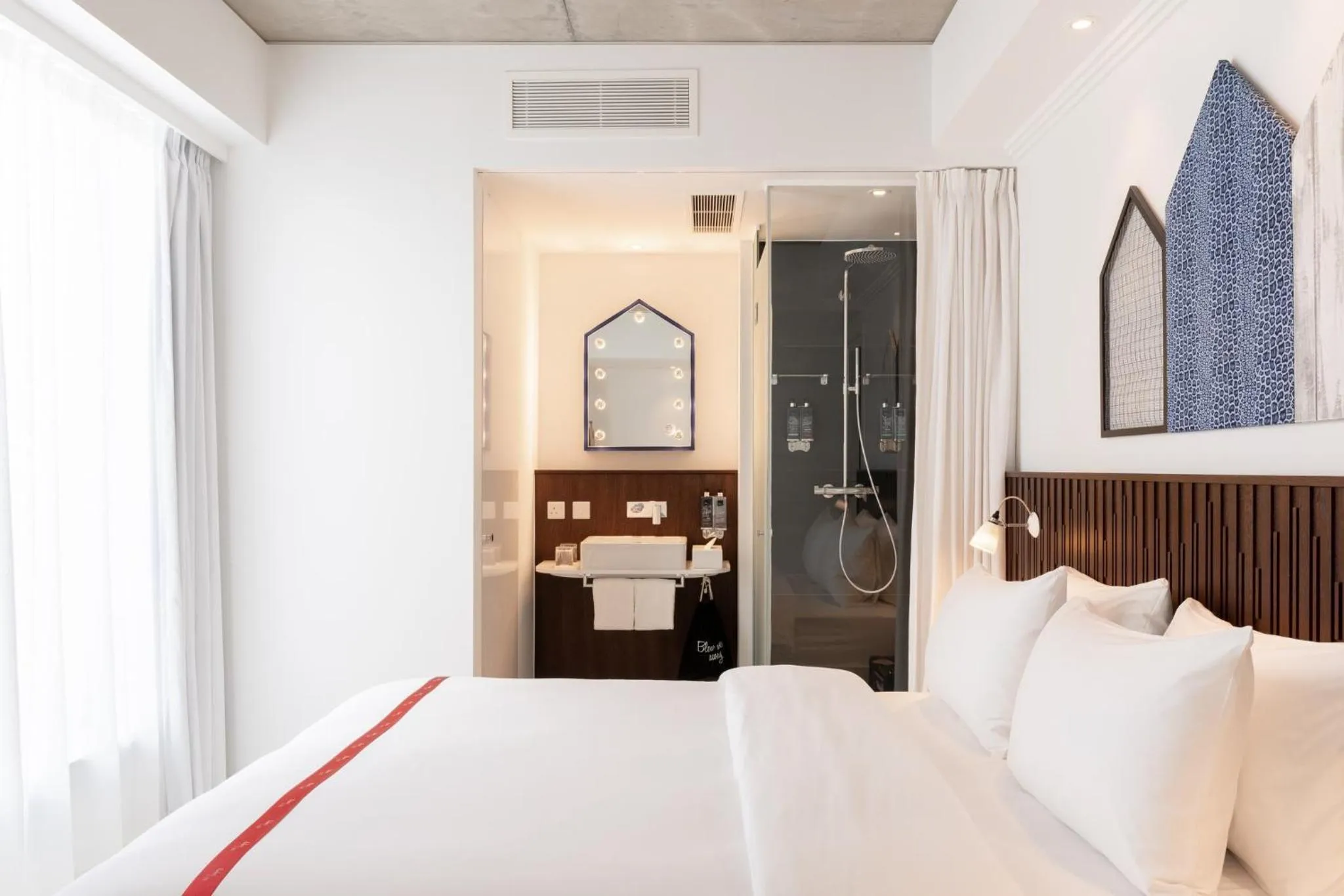 Bathroom, Bed in Ruby Zoe Hotel London