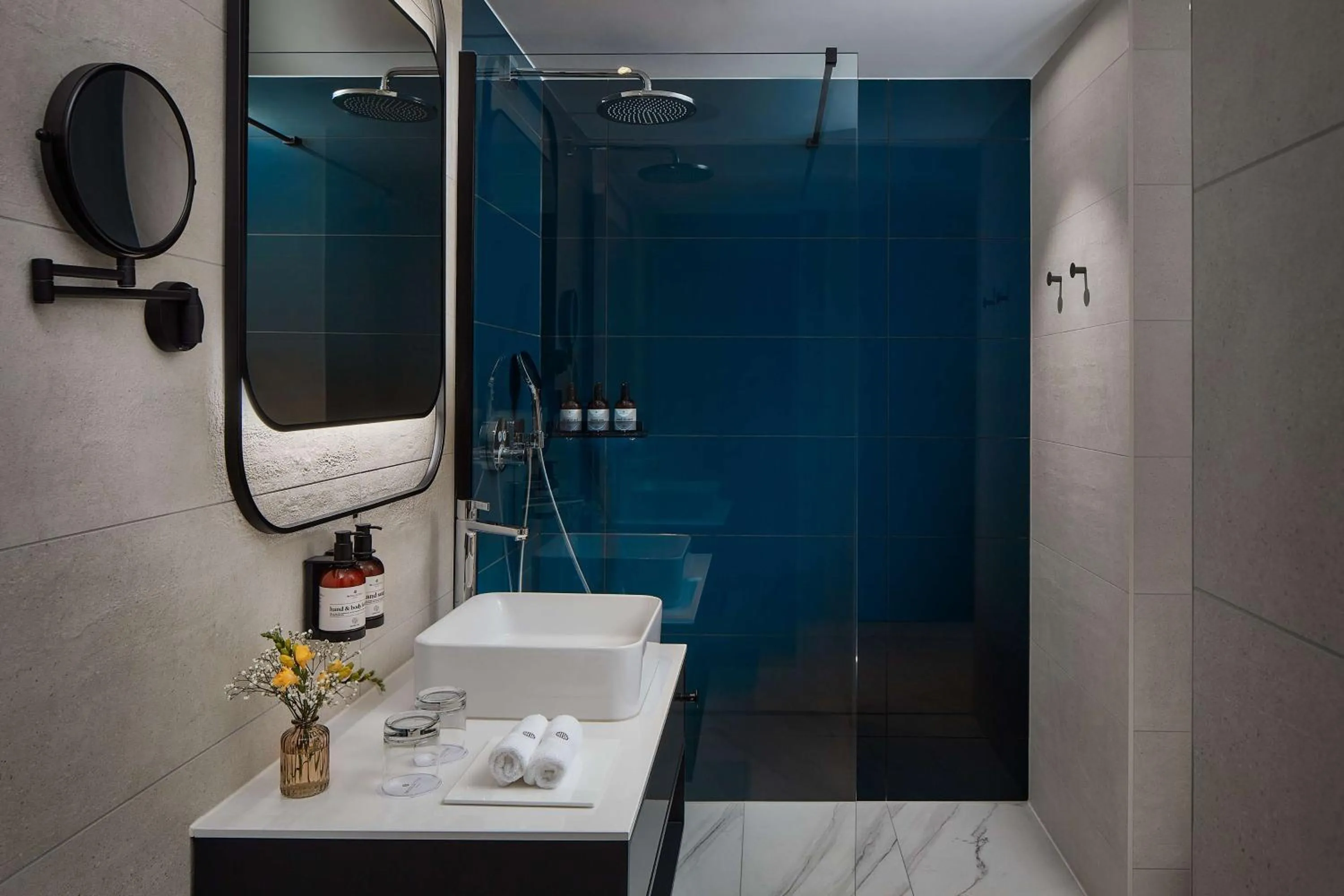 Bathroom in NH Collection Frankfurt Spin Tower