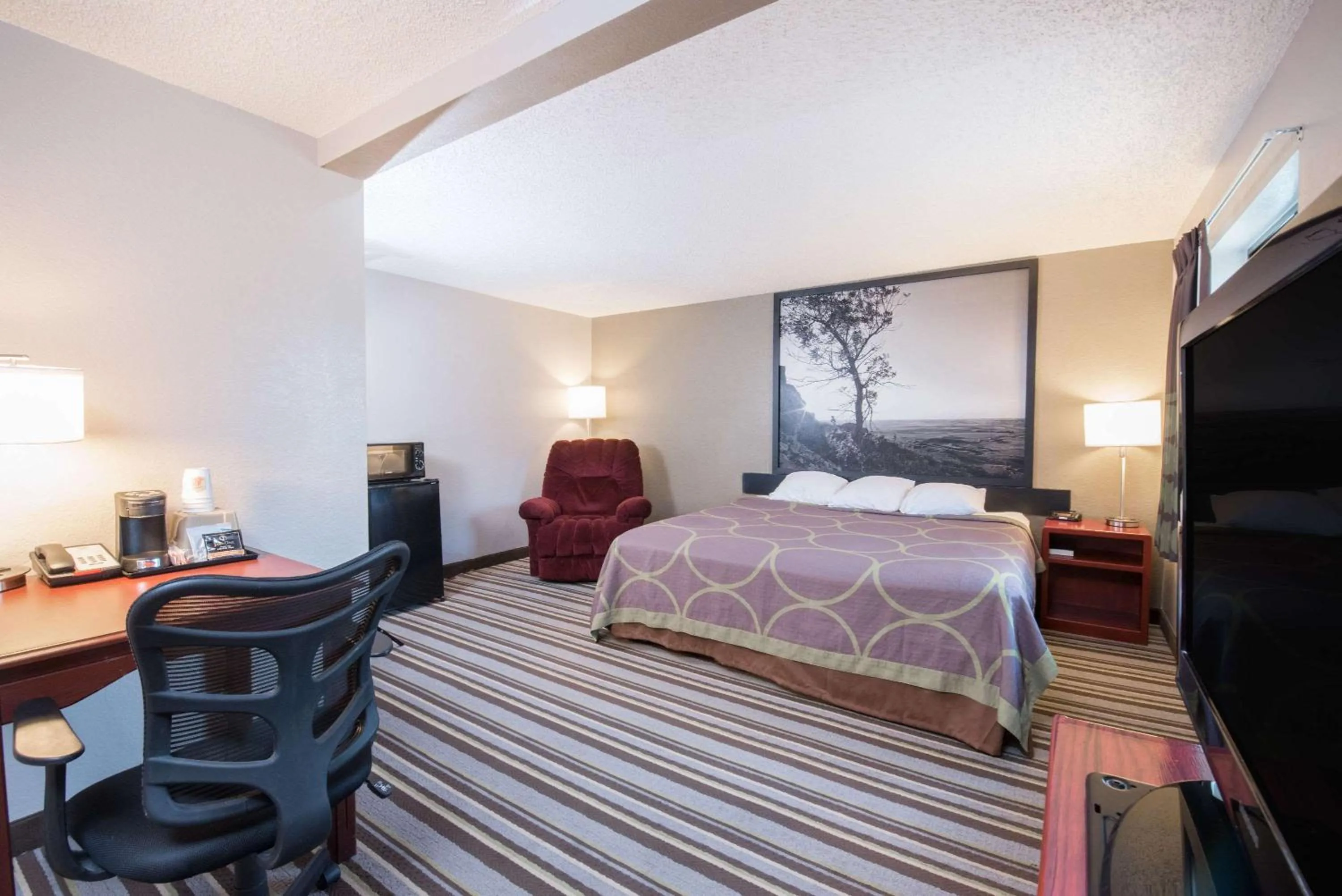 Photo of the whole room, Bed in Super 8 by Wyndham Jamestown