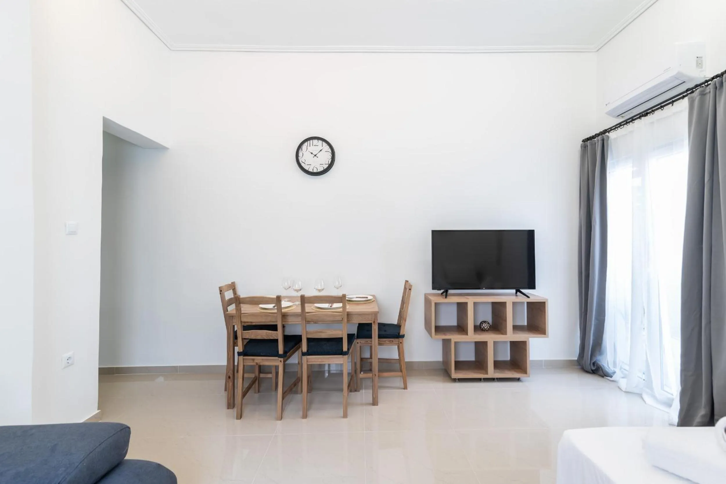 TV and multimedia in Blue Riviera villas & suites - Alimos 2