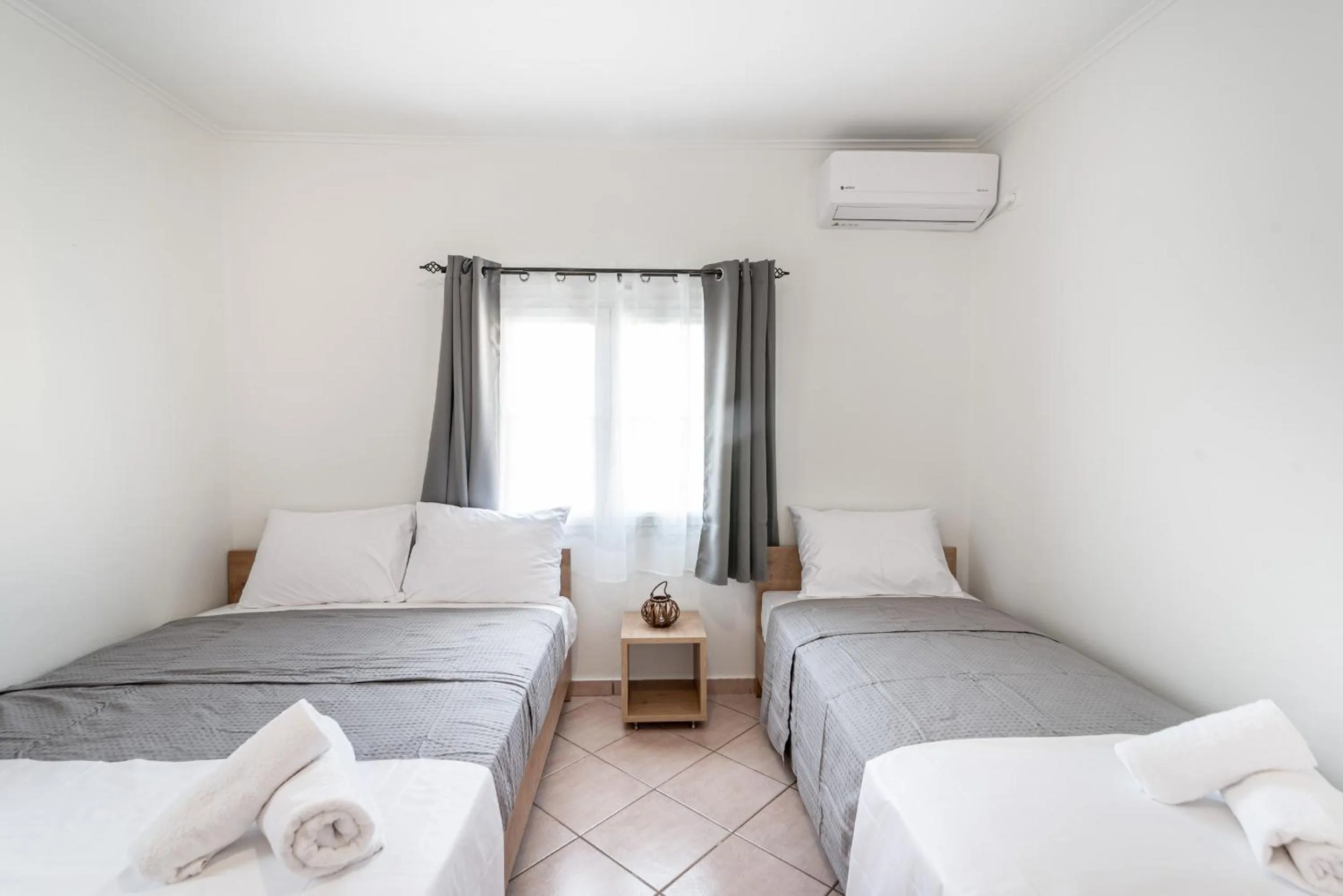 Photo of the whole room, Bed in Blue Riviera villas & suites - Alimos 2