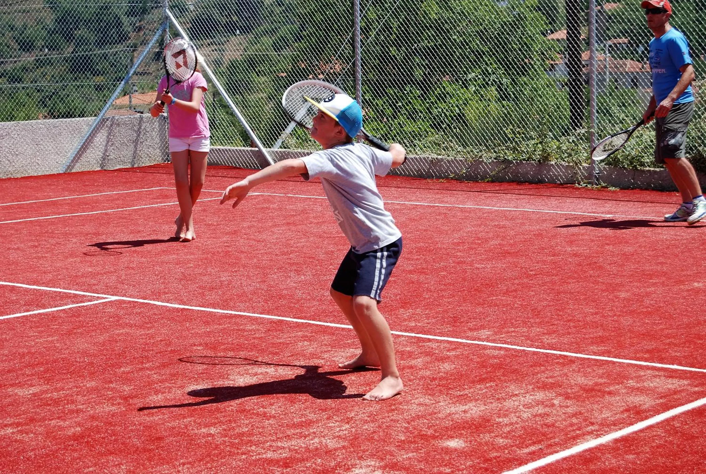 Tennis court in Lagou Raxi Country Hotel