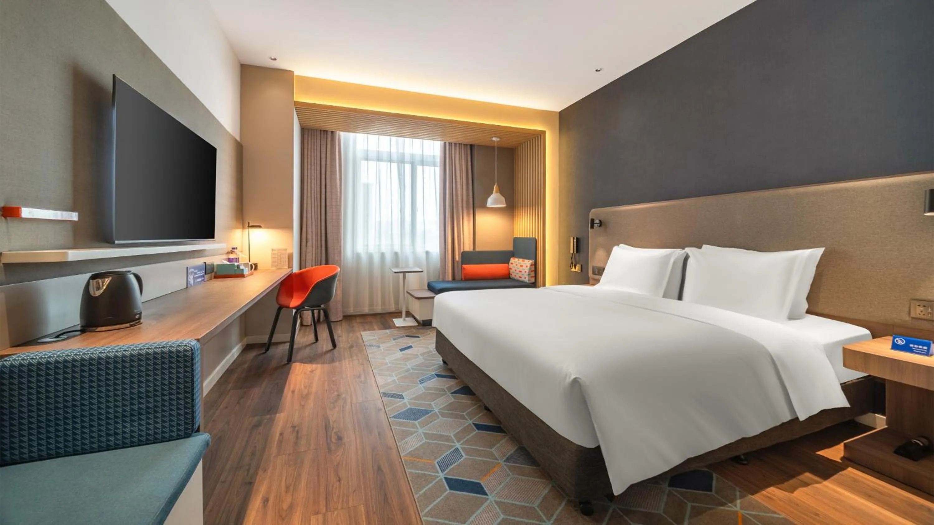 Photo of the whole room, Bed in Holiday Inn Express Zhengzhou Guancheng by IHG