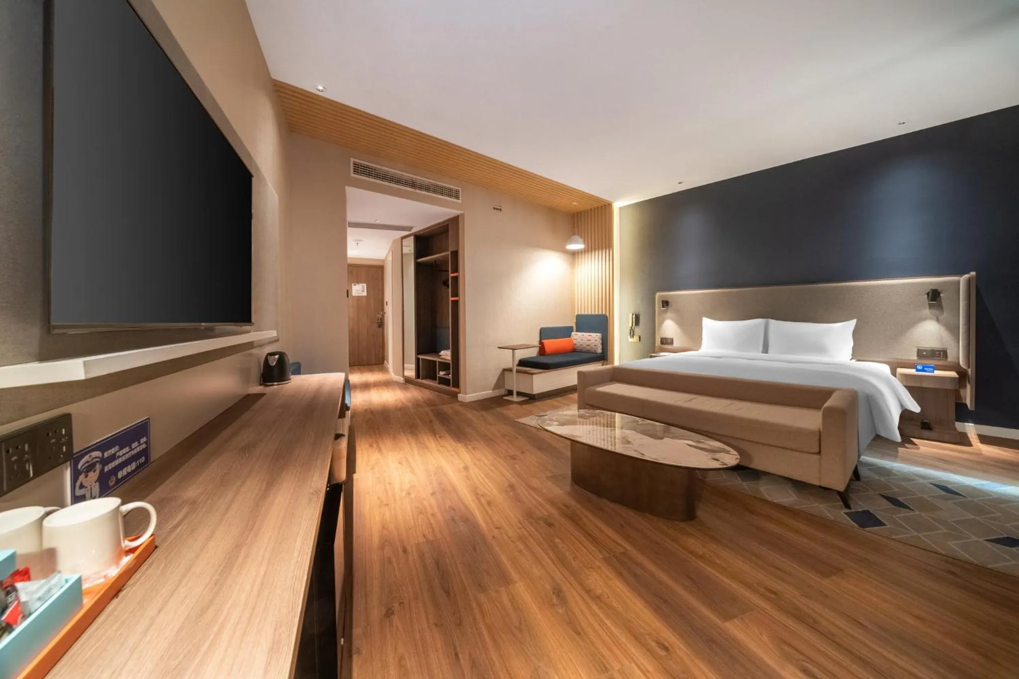 Photo of the whole room, Bed in Holiday Inn Express Zhengzhou Guancheng by IHG