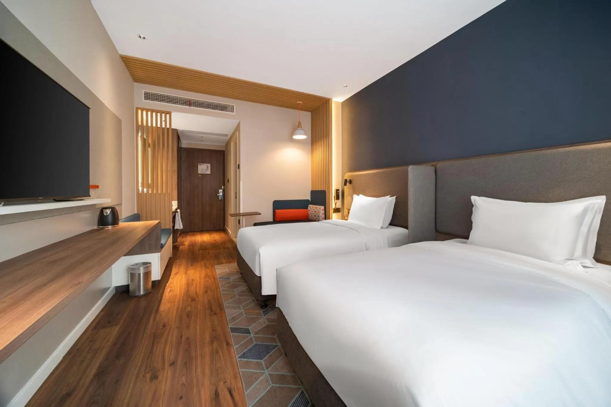 Photo of the whole room, Bed in Holiday Inn Express Zhengzhou Guancheng by IHG