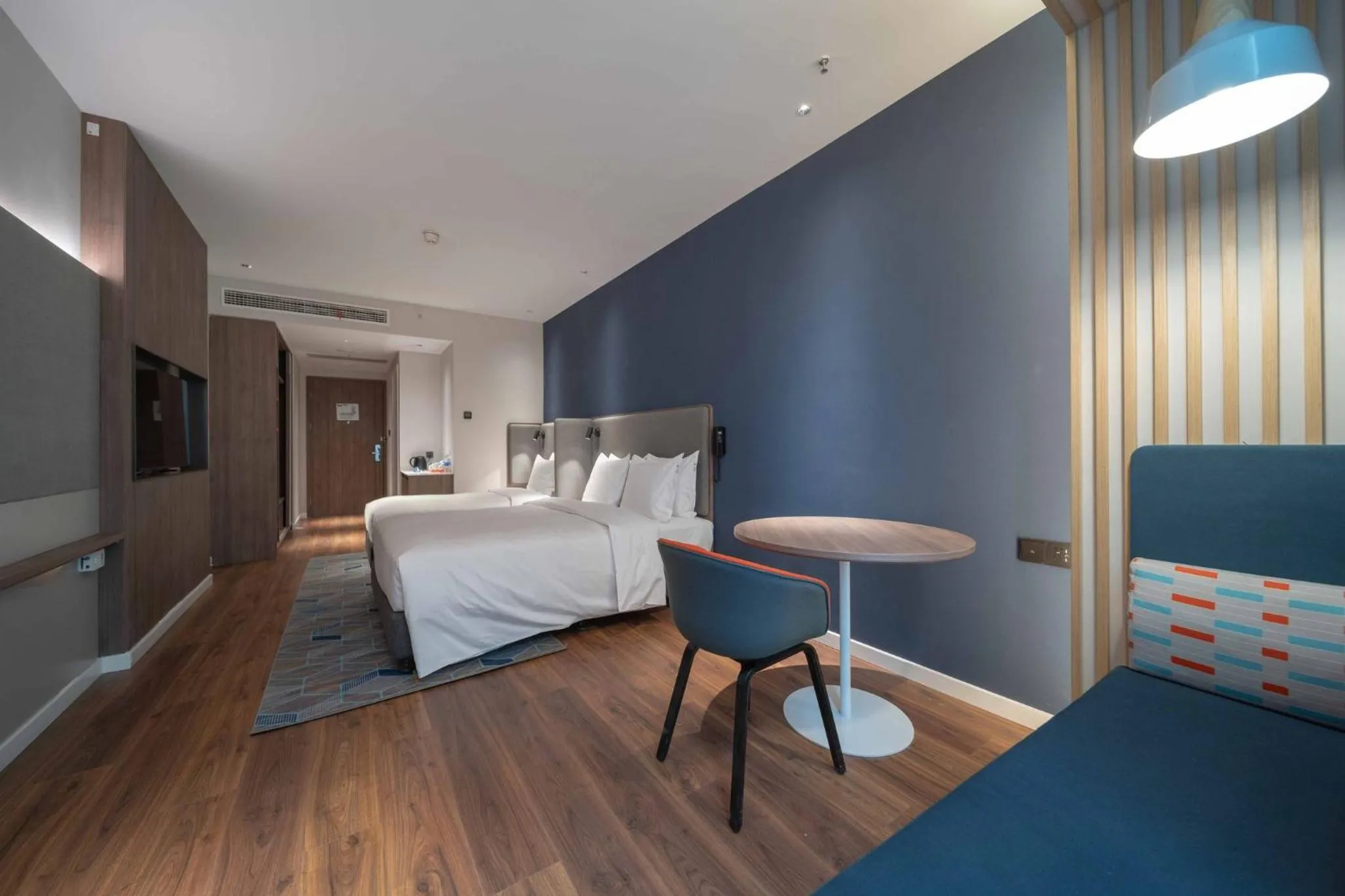 Photo of the whole room, Bed in Holiday Inn Express Zhengzhou Guancheng by IHG