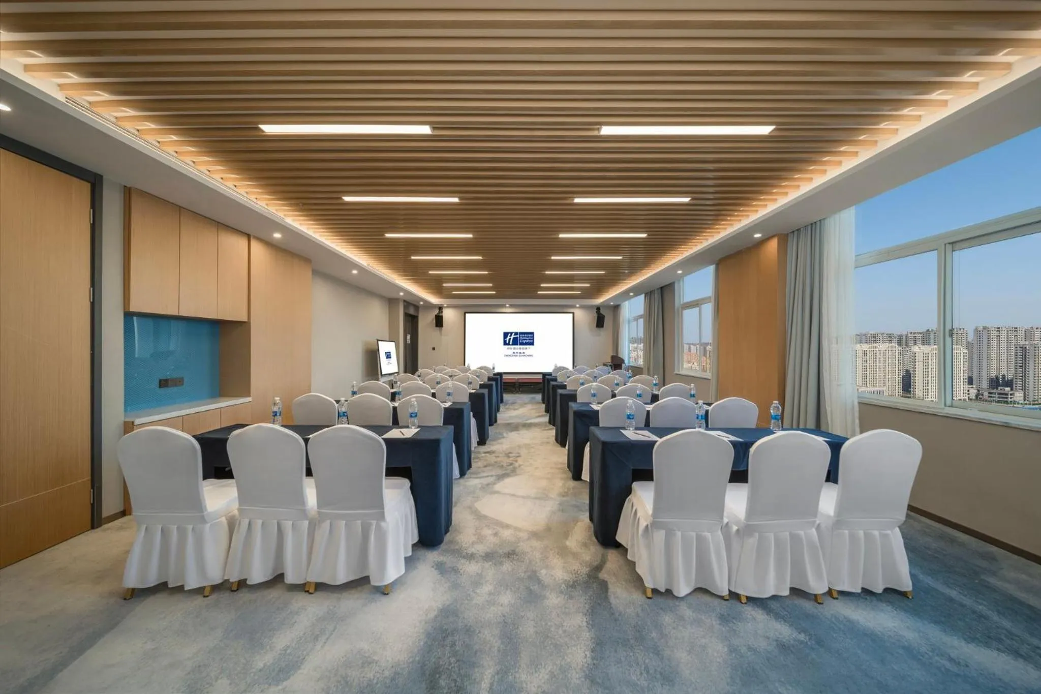 Meeting/conference room in Holiday Inn Express Zhengzhou Guancheng by IHG