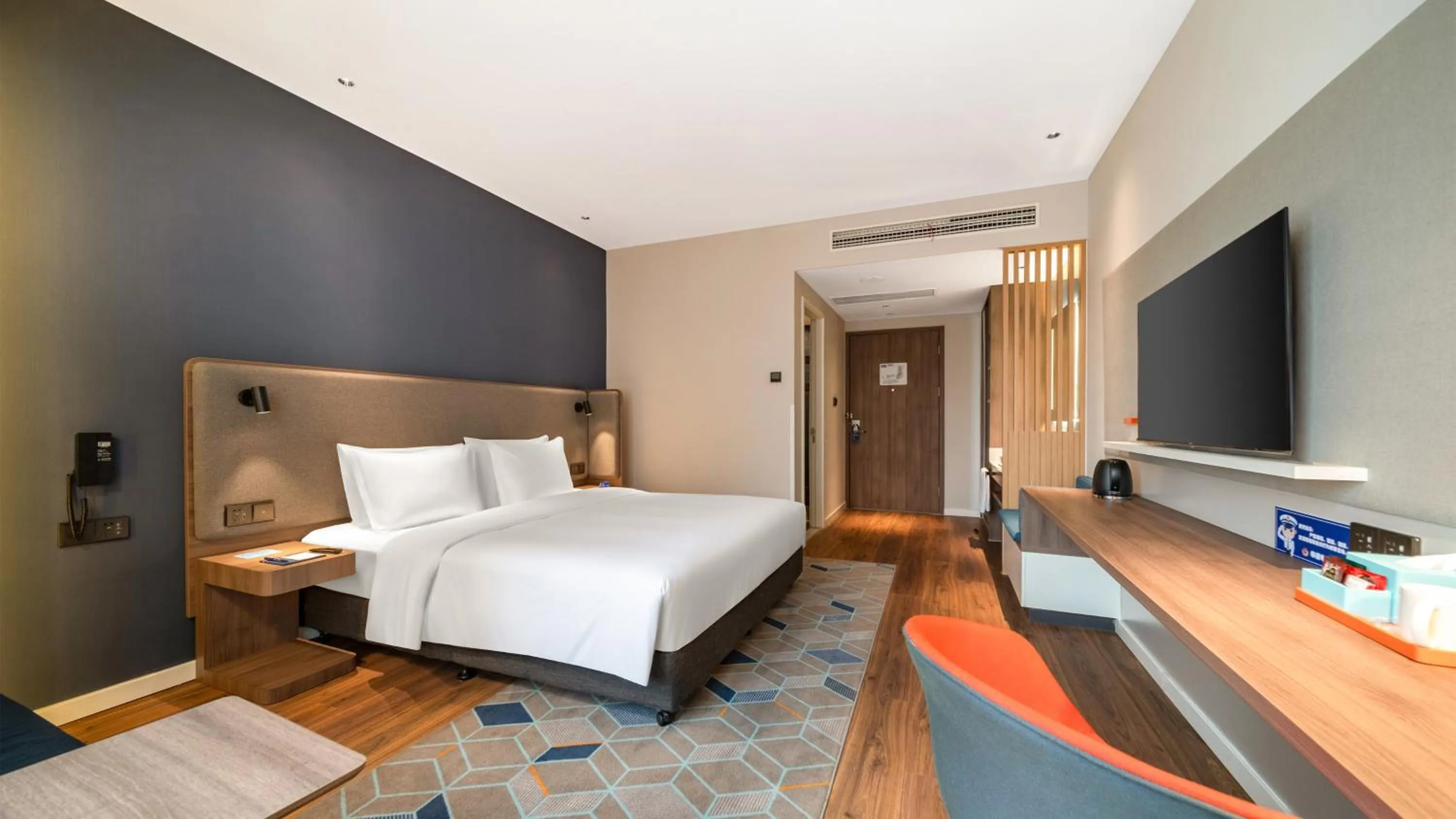 Photo of the whole room, Bed in Holiday Inn Express Zhengzhou Guancheng by IHG