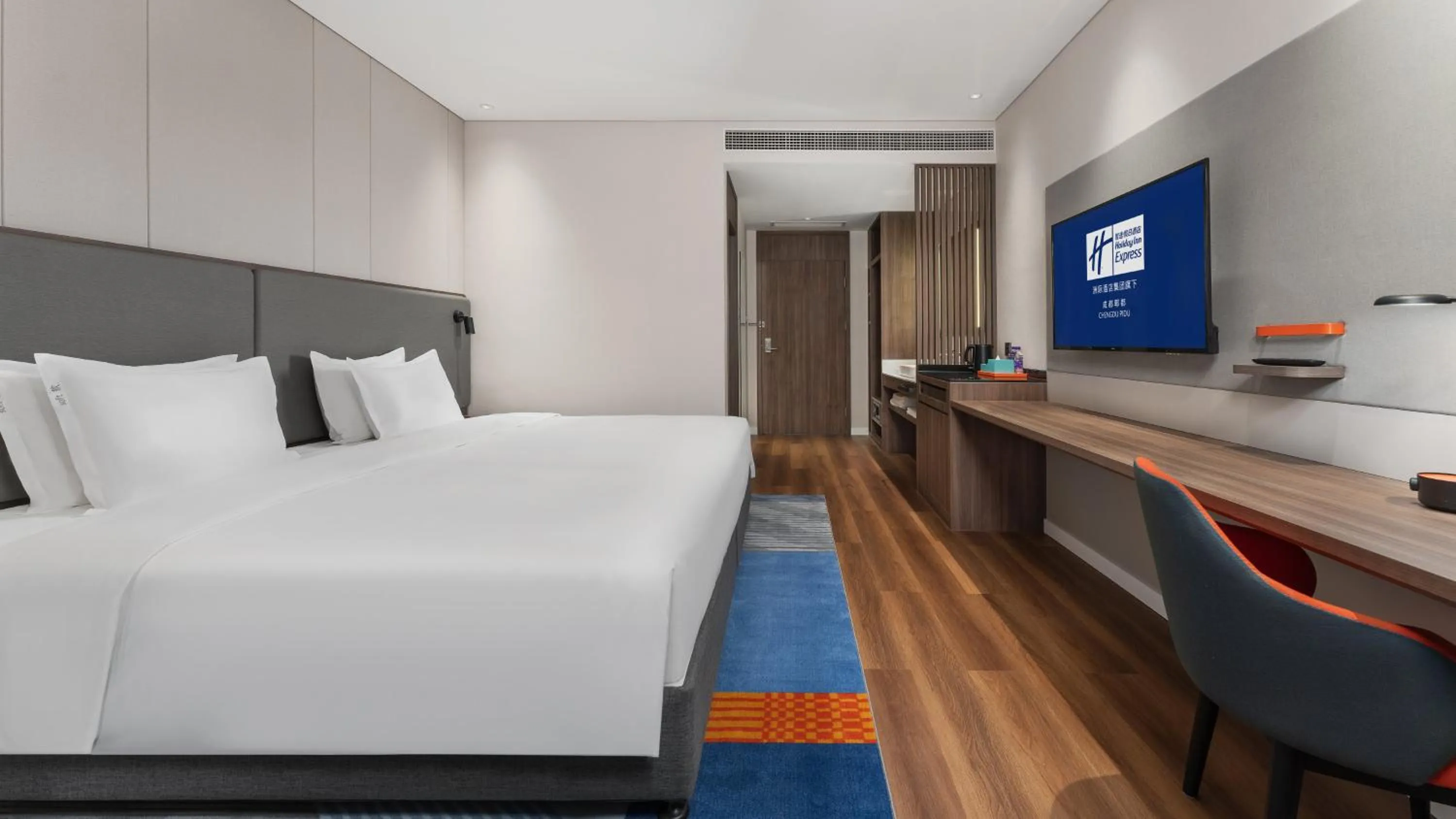 Photo of the whole room, Bed in Holiday Inn Express Chengdu Pidu by IHG