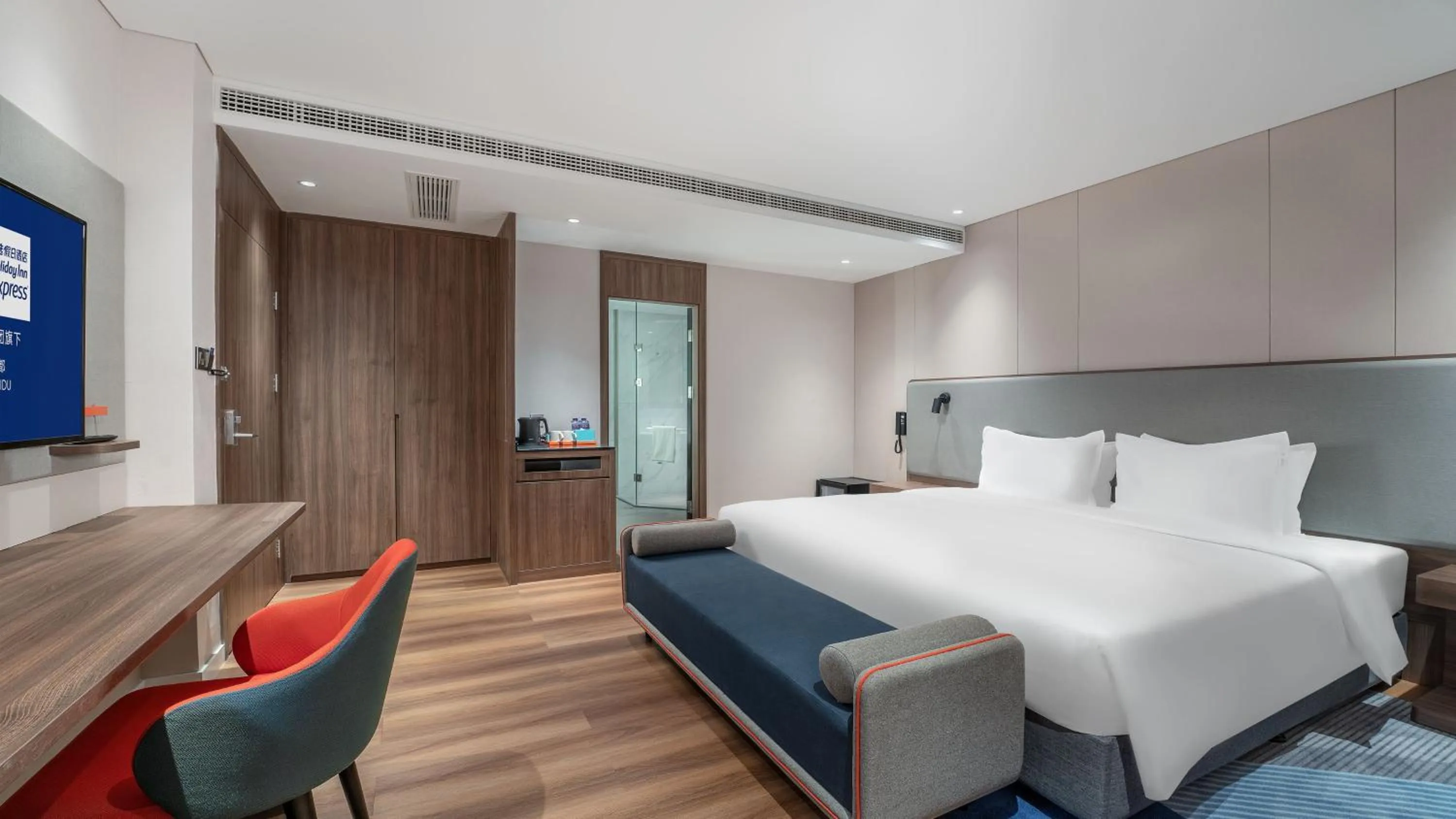 Photo of the whole room, Bed in Holiday Inn Express Chengdu Pidu by IHG