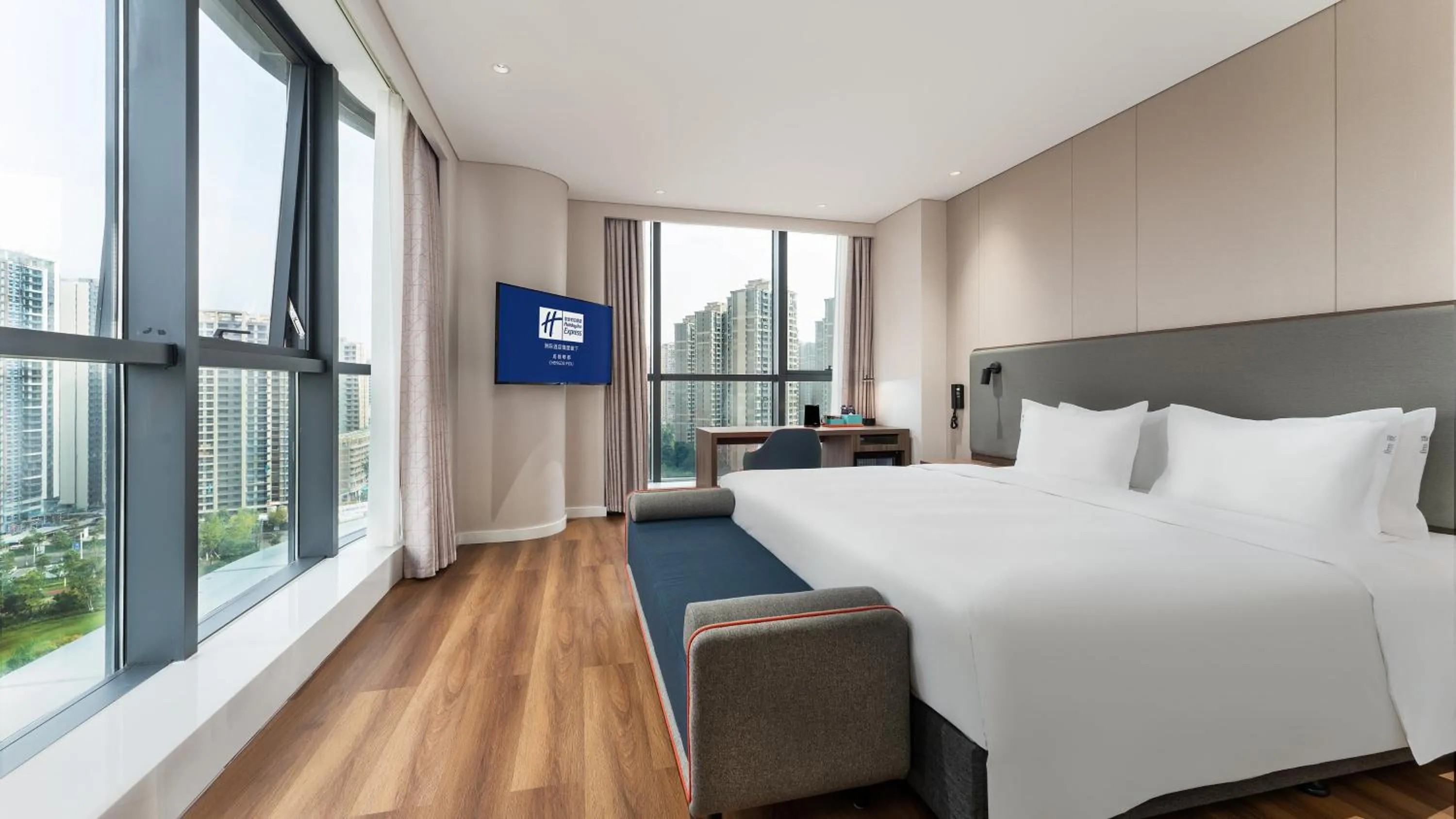 Photo of the whole room, Bed in Holiday Inn Express Chengdu Pidu by IHG