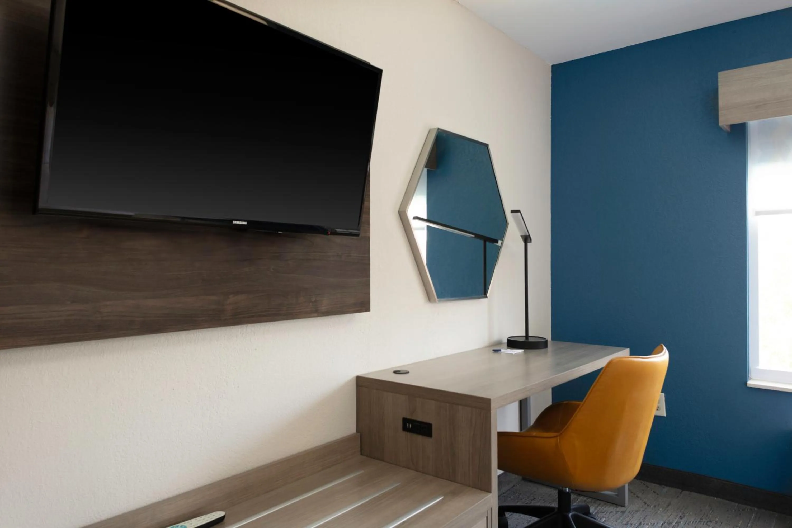 TV and multimedia in Holiday Inn Express - Rocky Mount - Sports Center by IHG