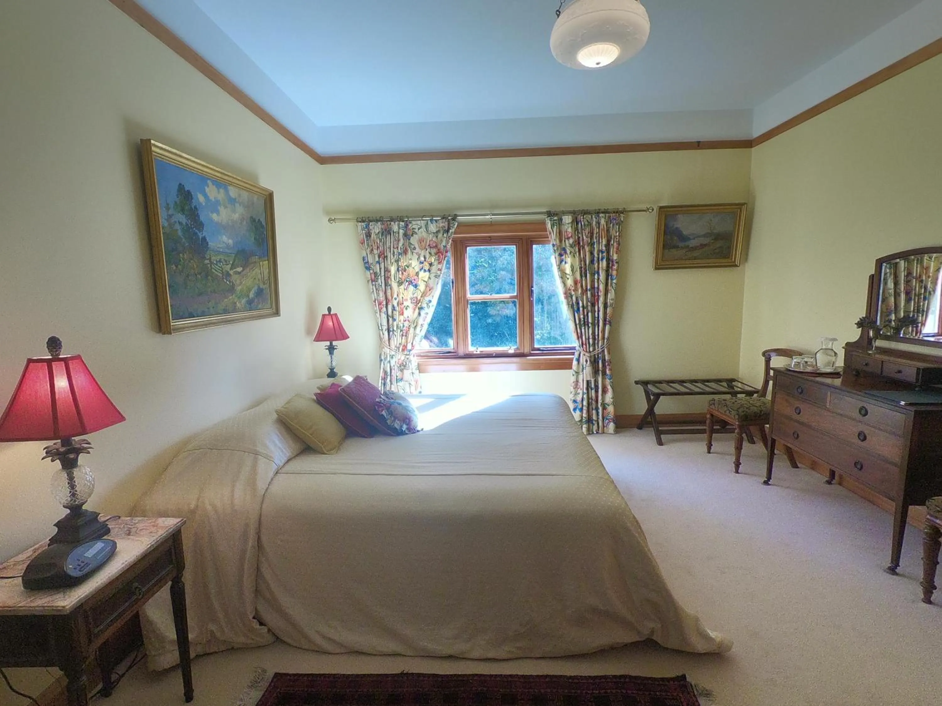 Photo of the whole room, Bed in Gunyah Country Estate
