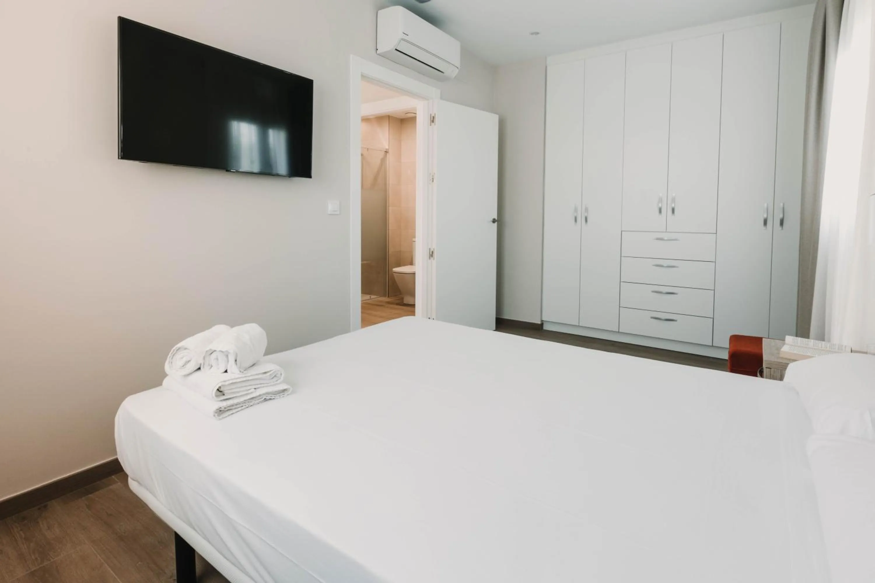 Bedroom, Bed in Apartamentos SubUp