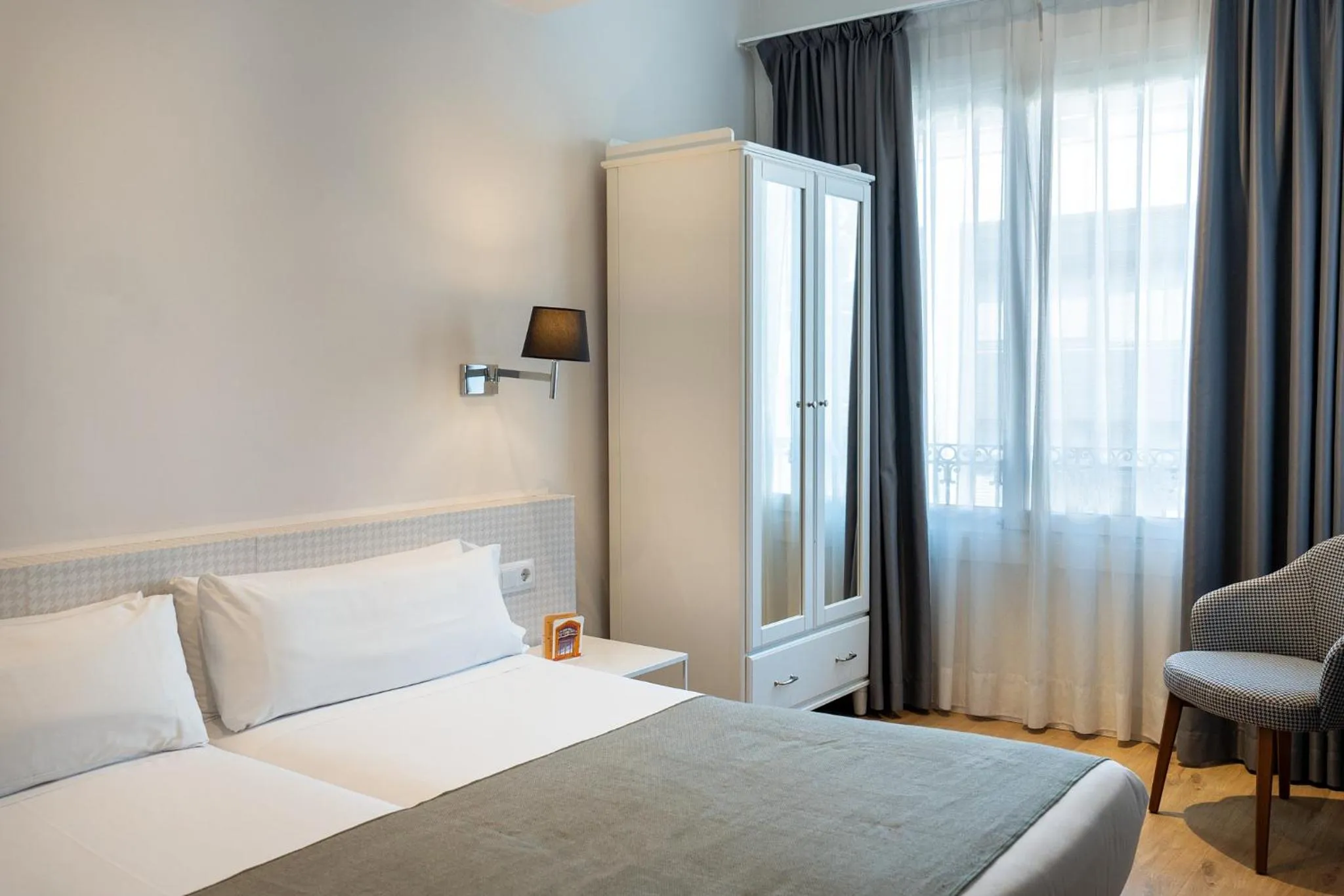 Photo of the whole room, Bed in Mesón Castilla Atiram Hotels