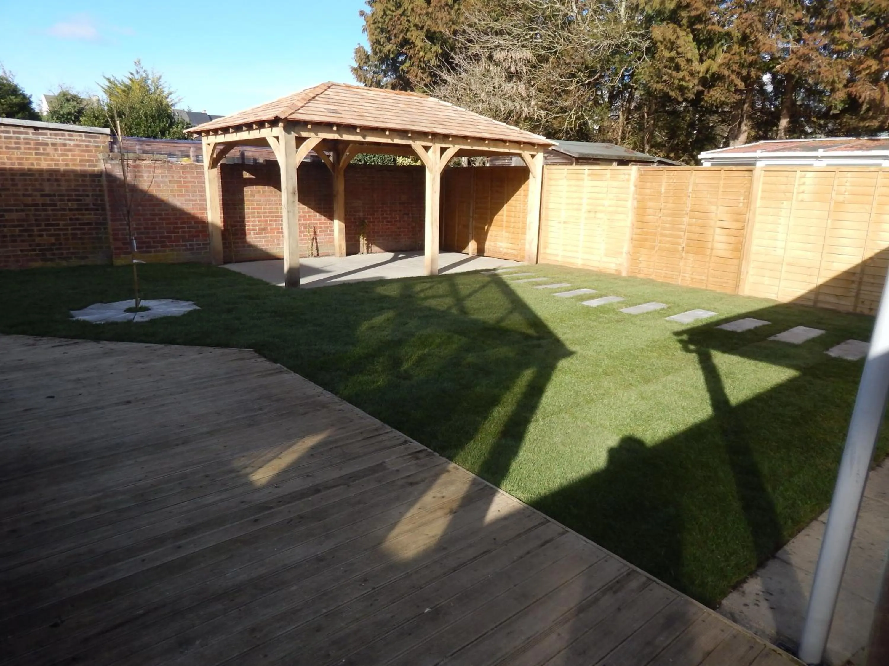 Garden in Modern, well located en-suite rooms with parking & all facilities