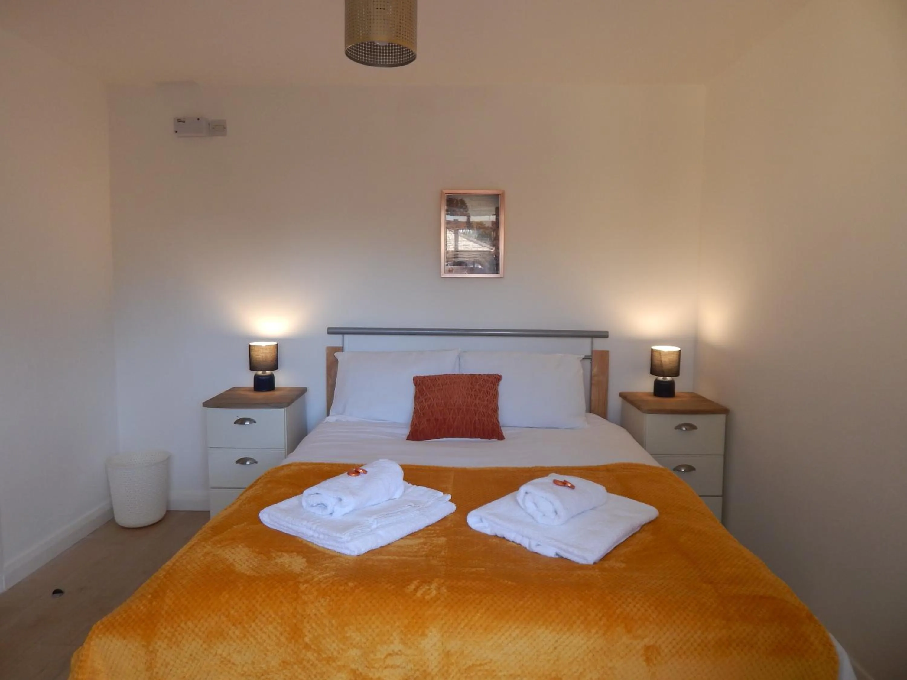 Bed in Modern, well located en-suite rooms with parking & all facilities