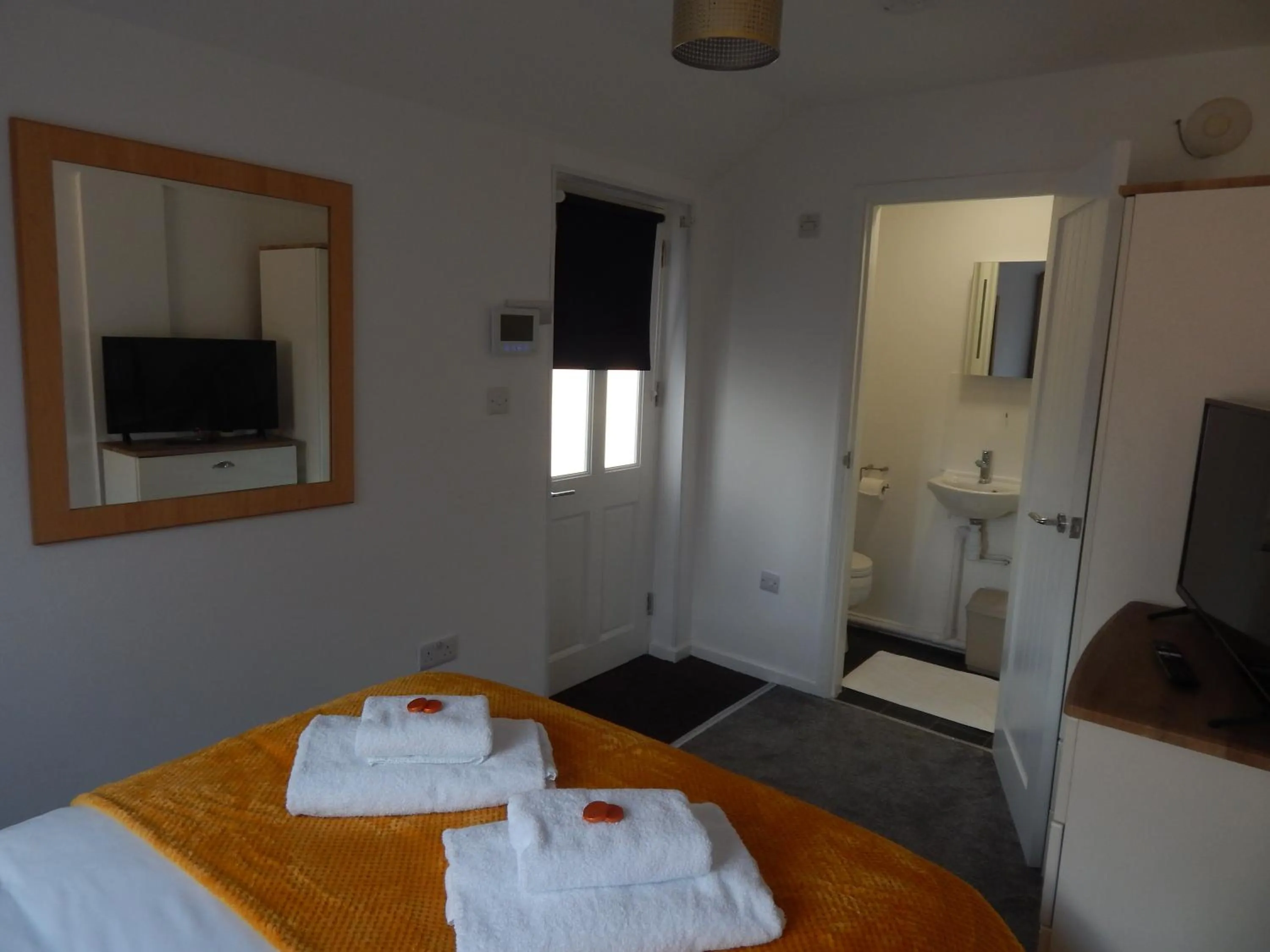 Bed in Modern, well located en-suite rooms with parking & all facilities