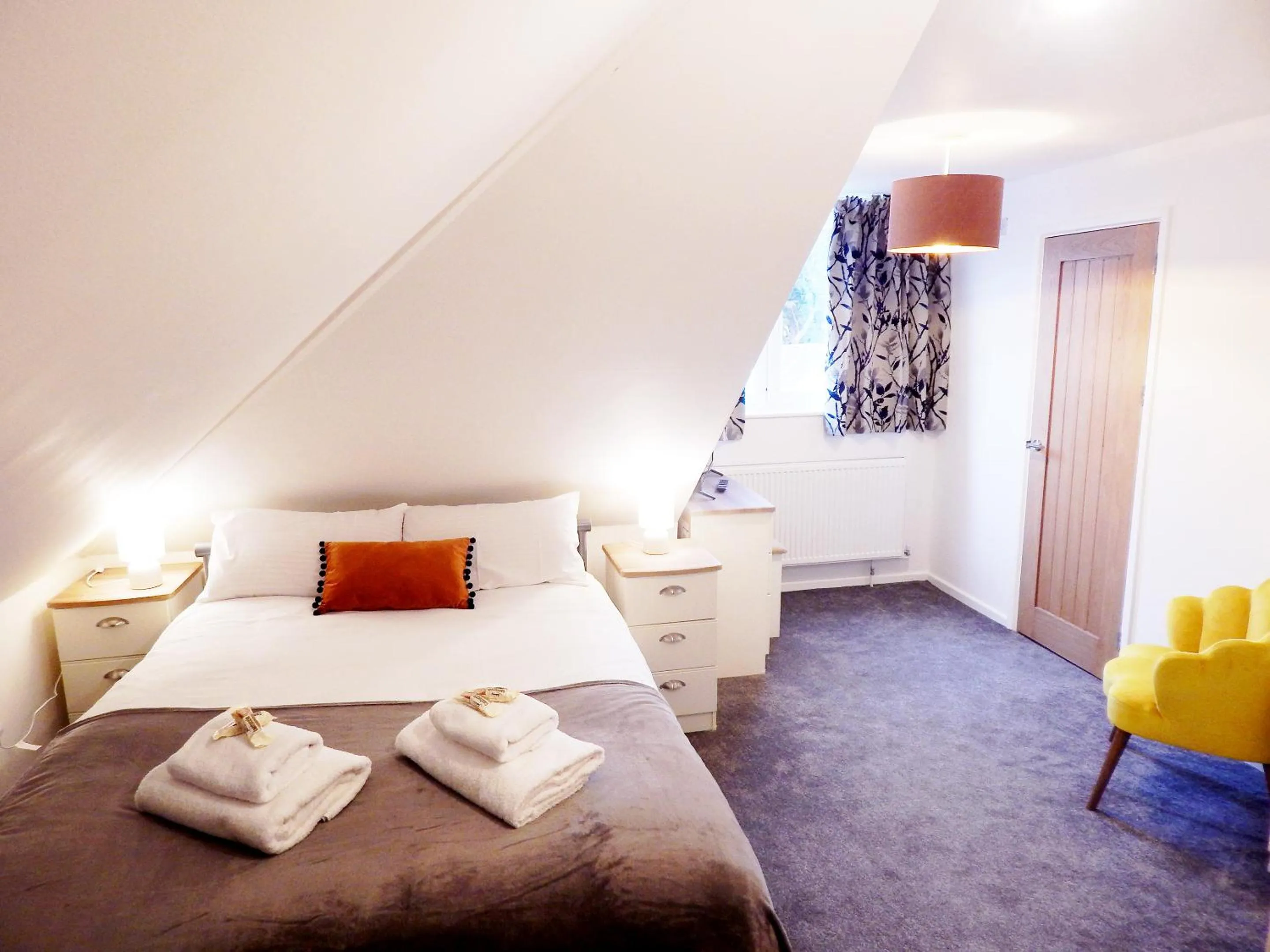 Bed in Modern, well located en-suite rooms with parking & all facilities