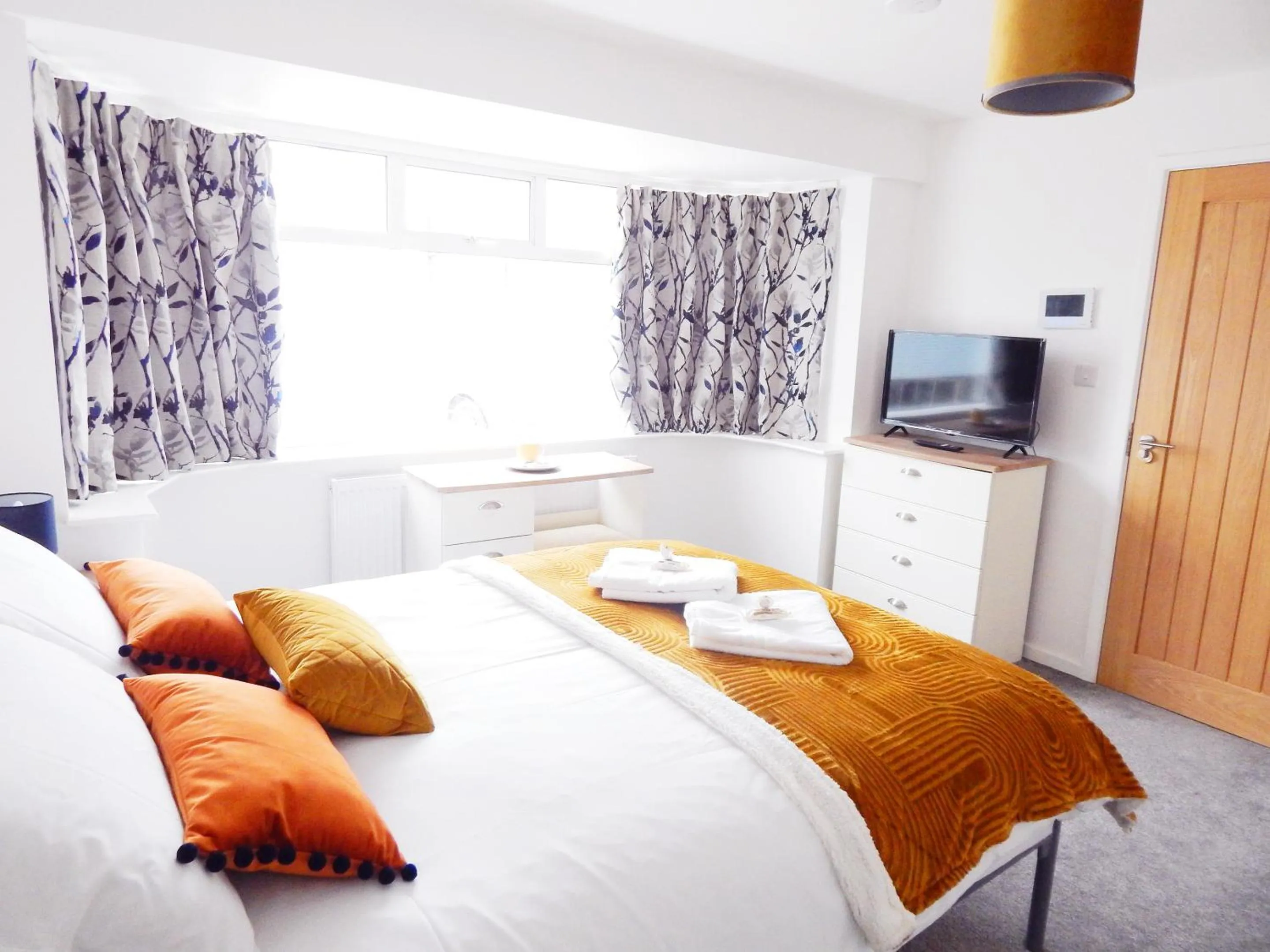 Bed in Modern, well located en-suite rooms with parking & all facilities