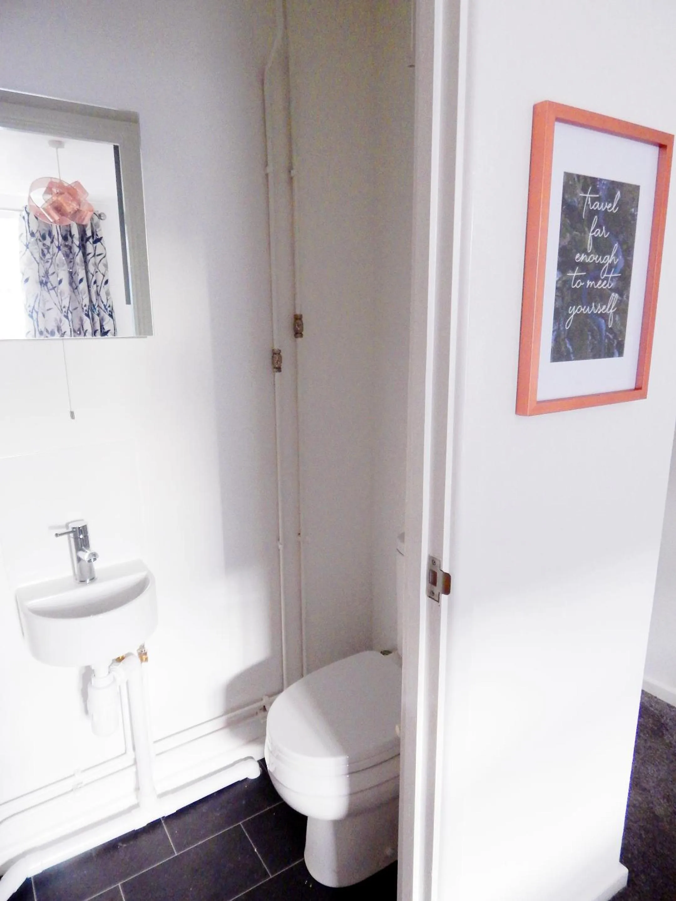 Toilet in Modern, well located en-suite rooms with parking & all facilities