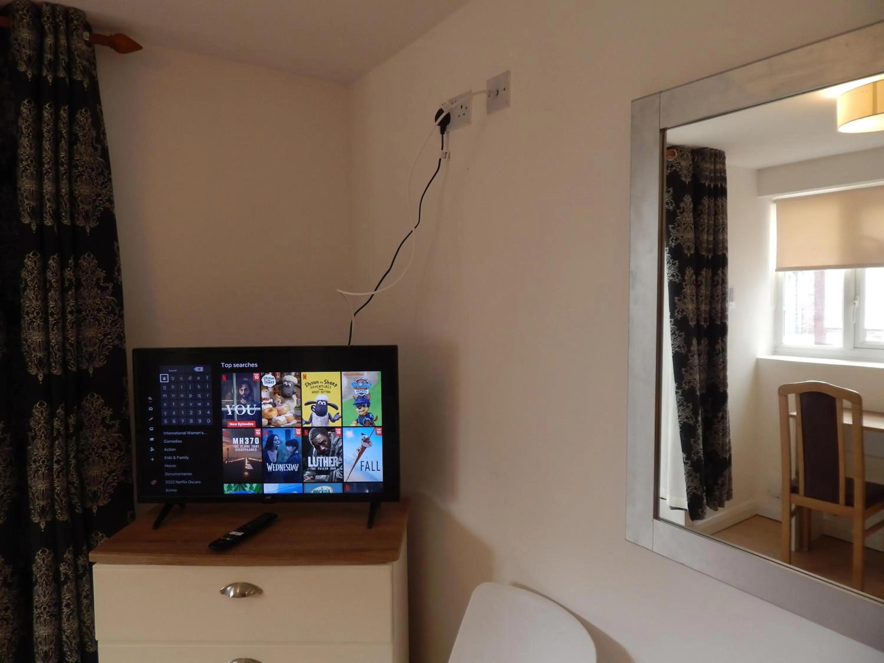 TV and multimedia in Modern, well located en-suite rooms with parking & all facilities