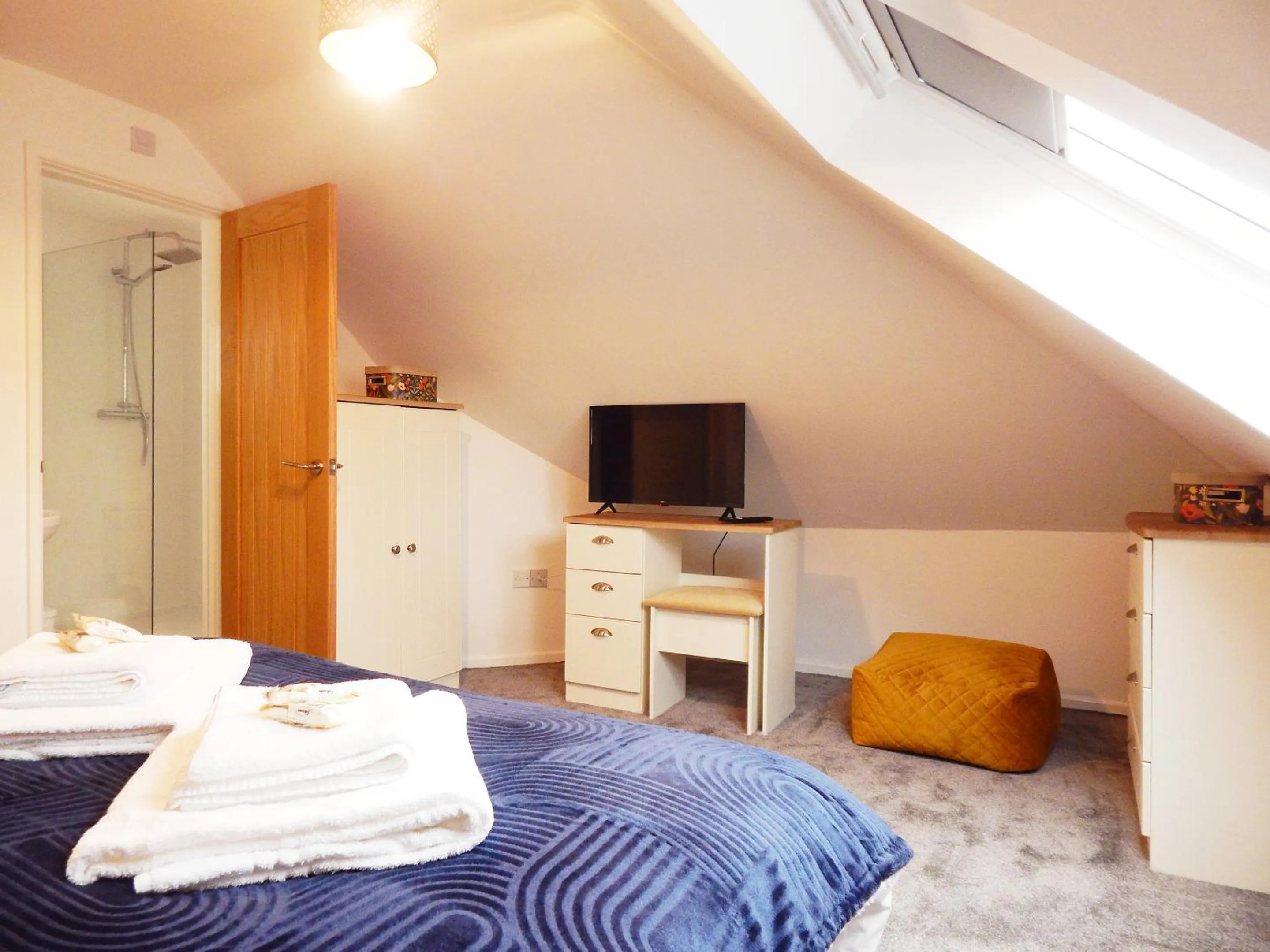 TV and multimedia, Bed in Modern, well located en-suite rooms with parking & all facilities