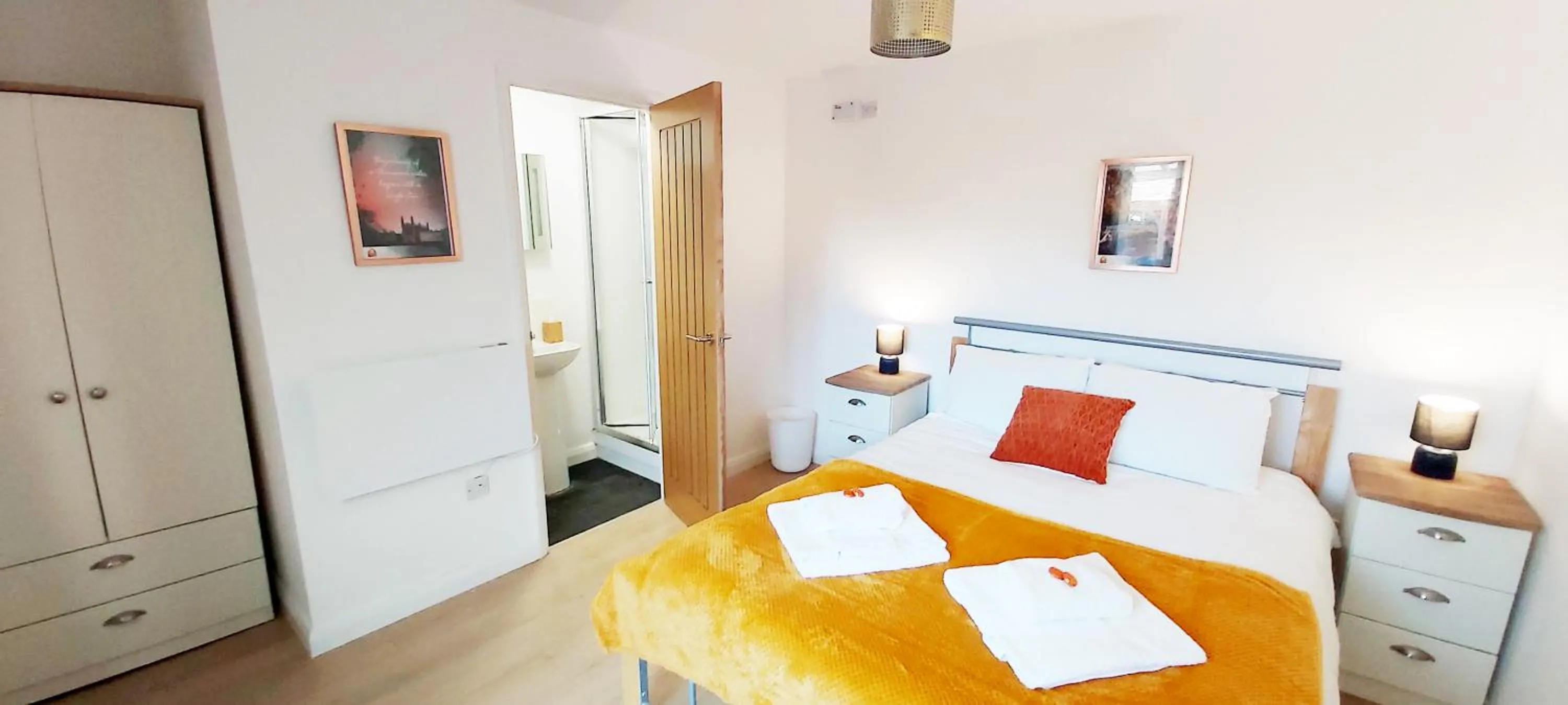 Photo of the whole room, Bed in Modern, well located en-suite rooms with parking & all facilities