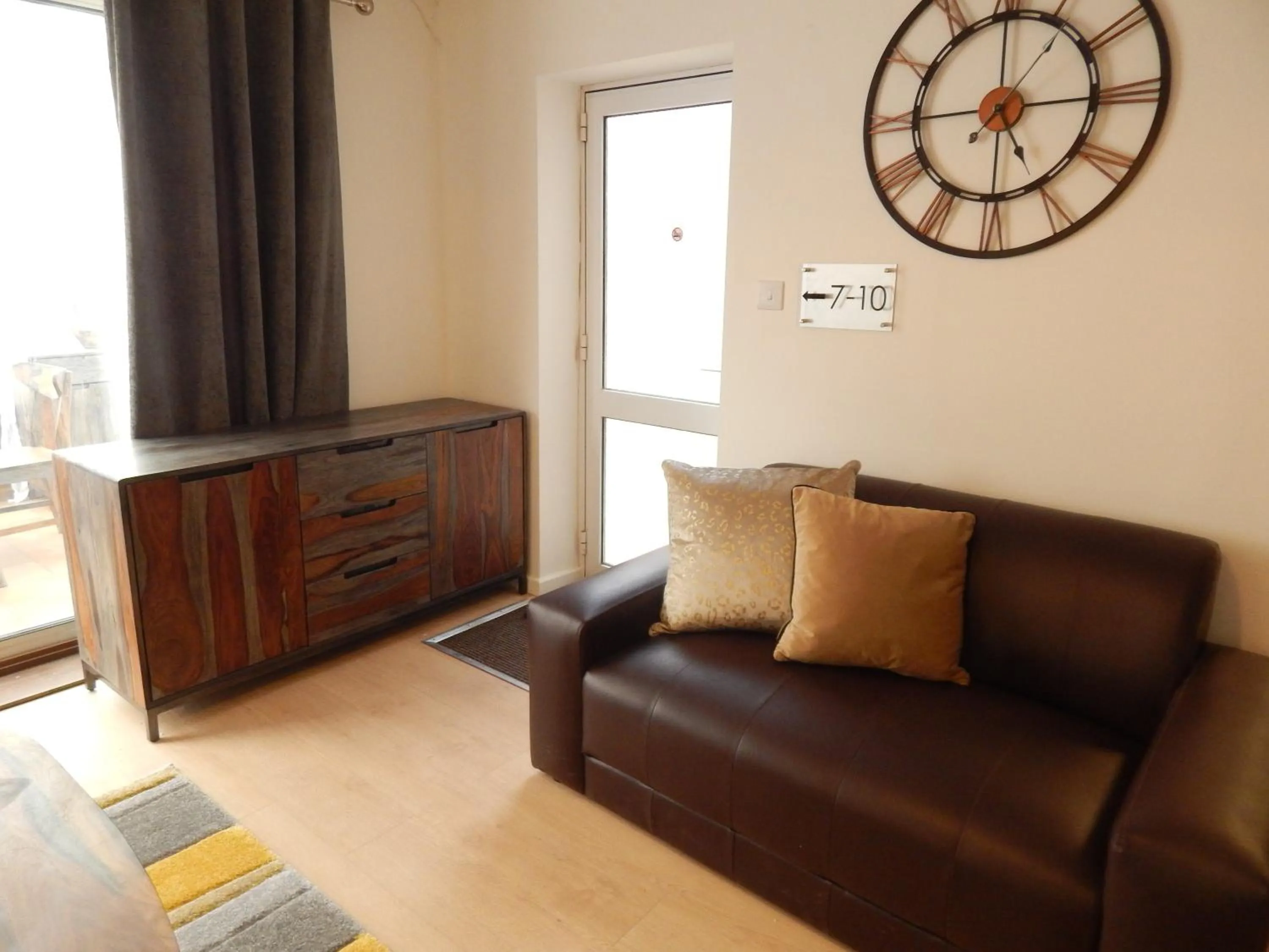 Seating area in Modern, well located en-suite rooms with parking & all facilities