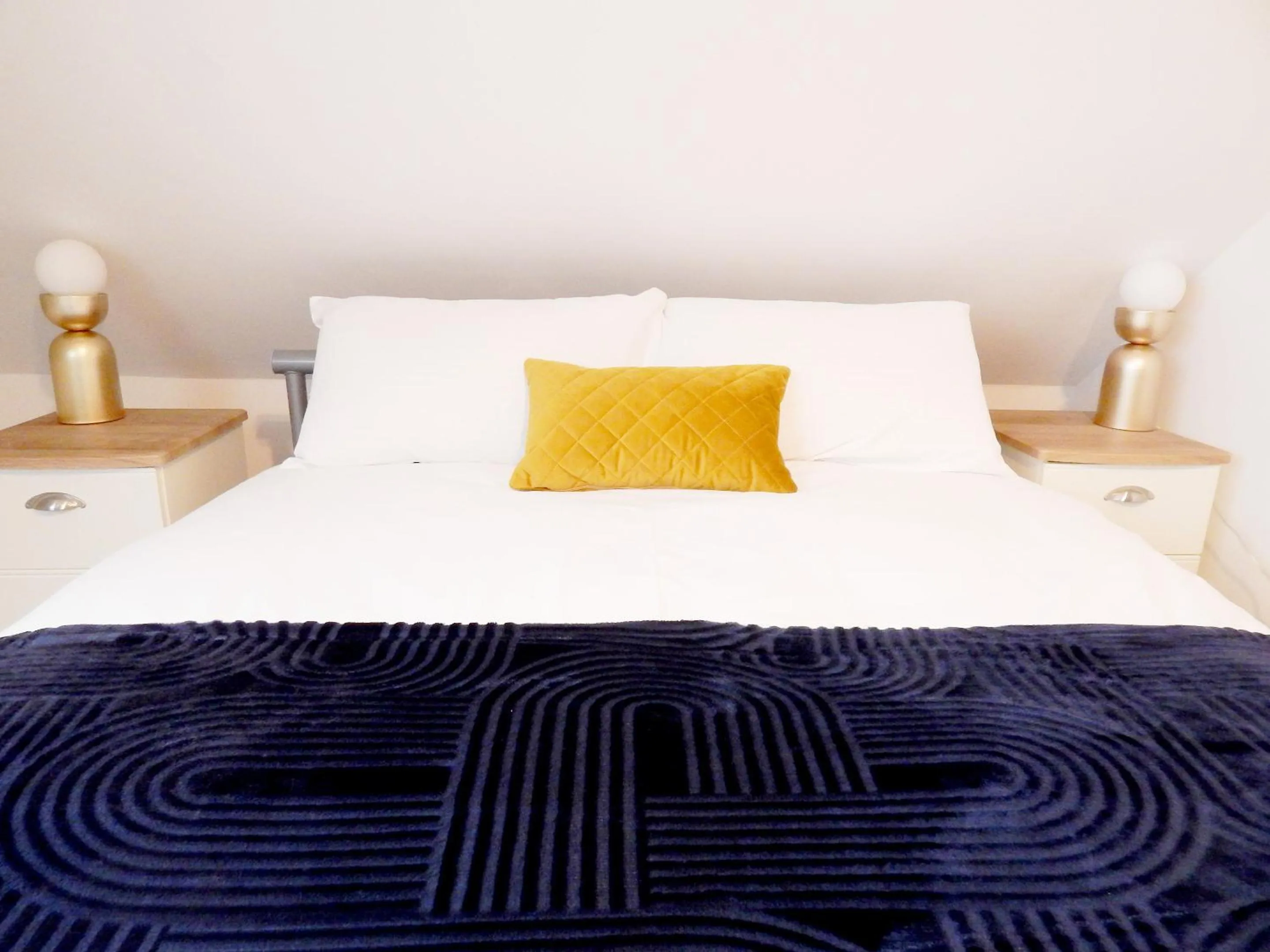 Bed in Modern, well located en-suite rooms with parking & all facilities