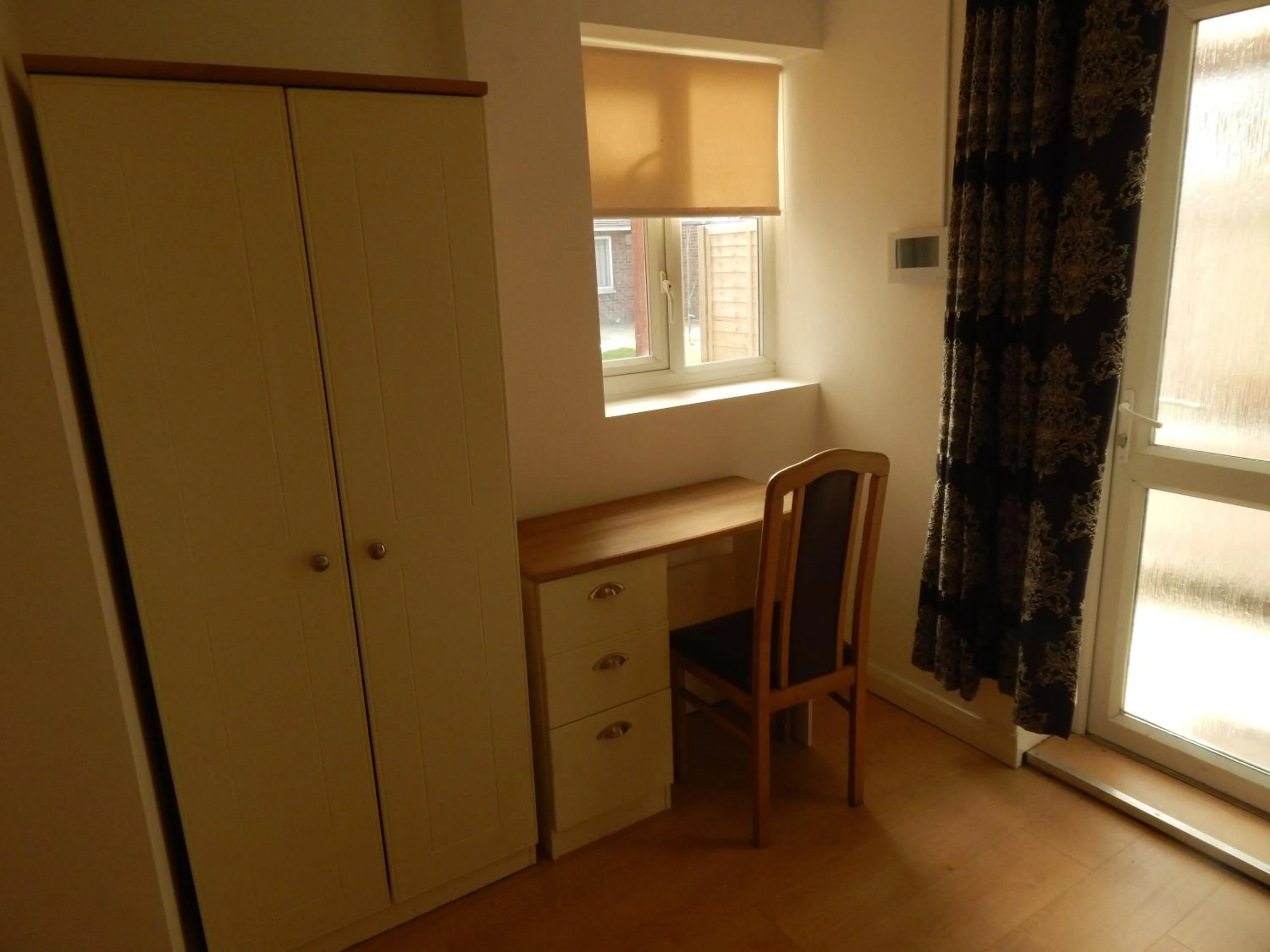 hair dresser in Modern, well located en-suite rooms with parking & all facilities