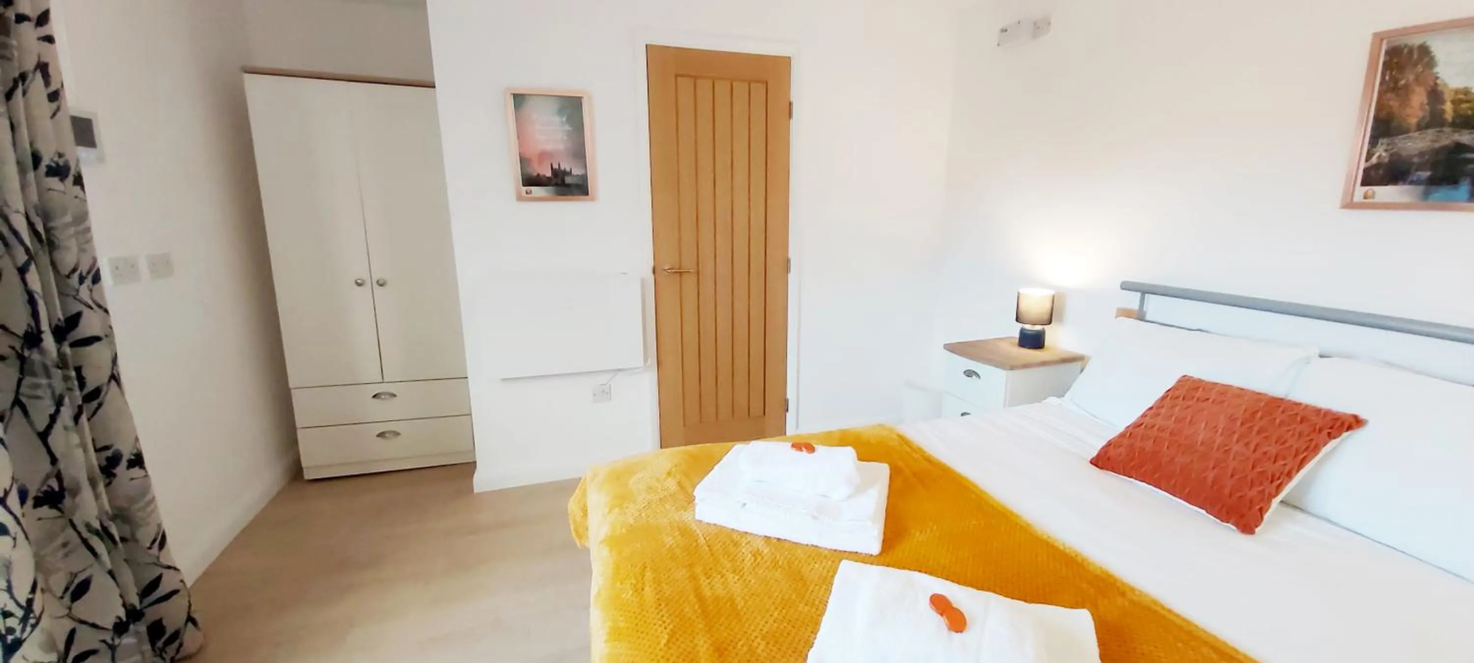 Bed in Modern, well located en-suite rooms with parking & all facilities