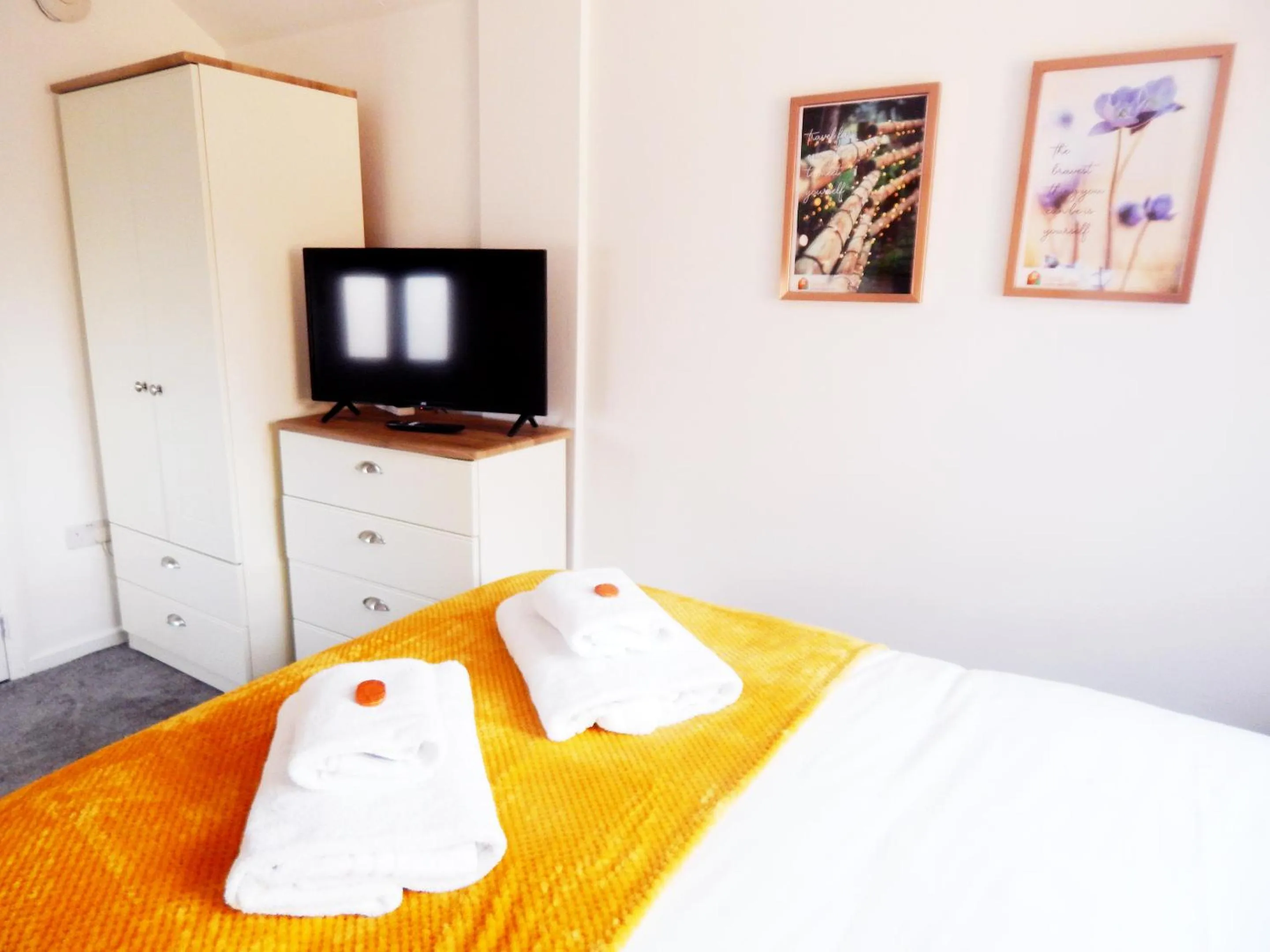 Bed in Modern, well located en-suite rooms with parking & all facilities