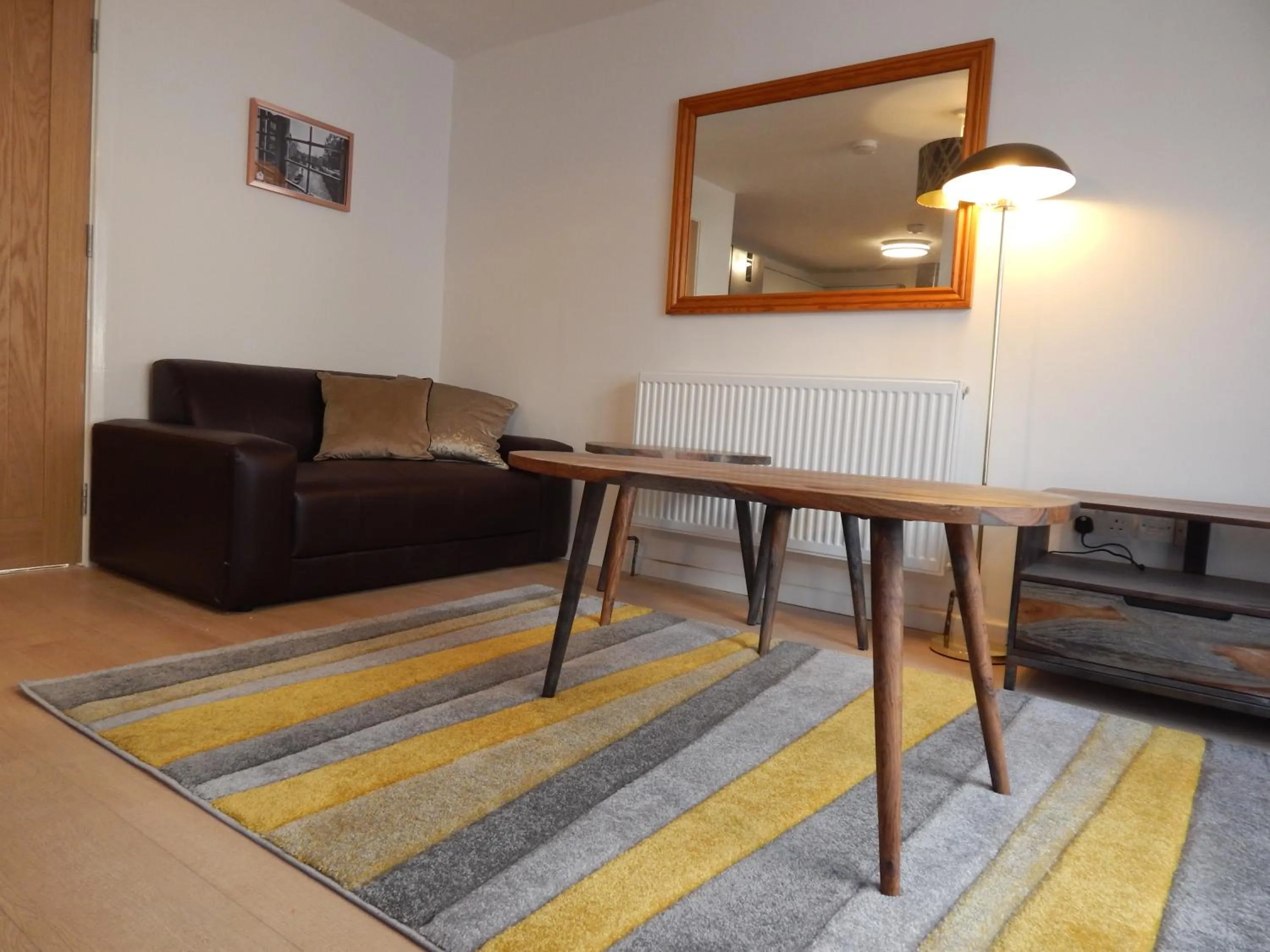 Seating area in Modern, well located en-suite rooms with parking & all facilities