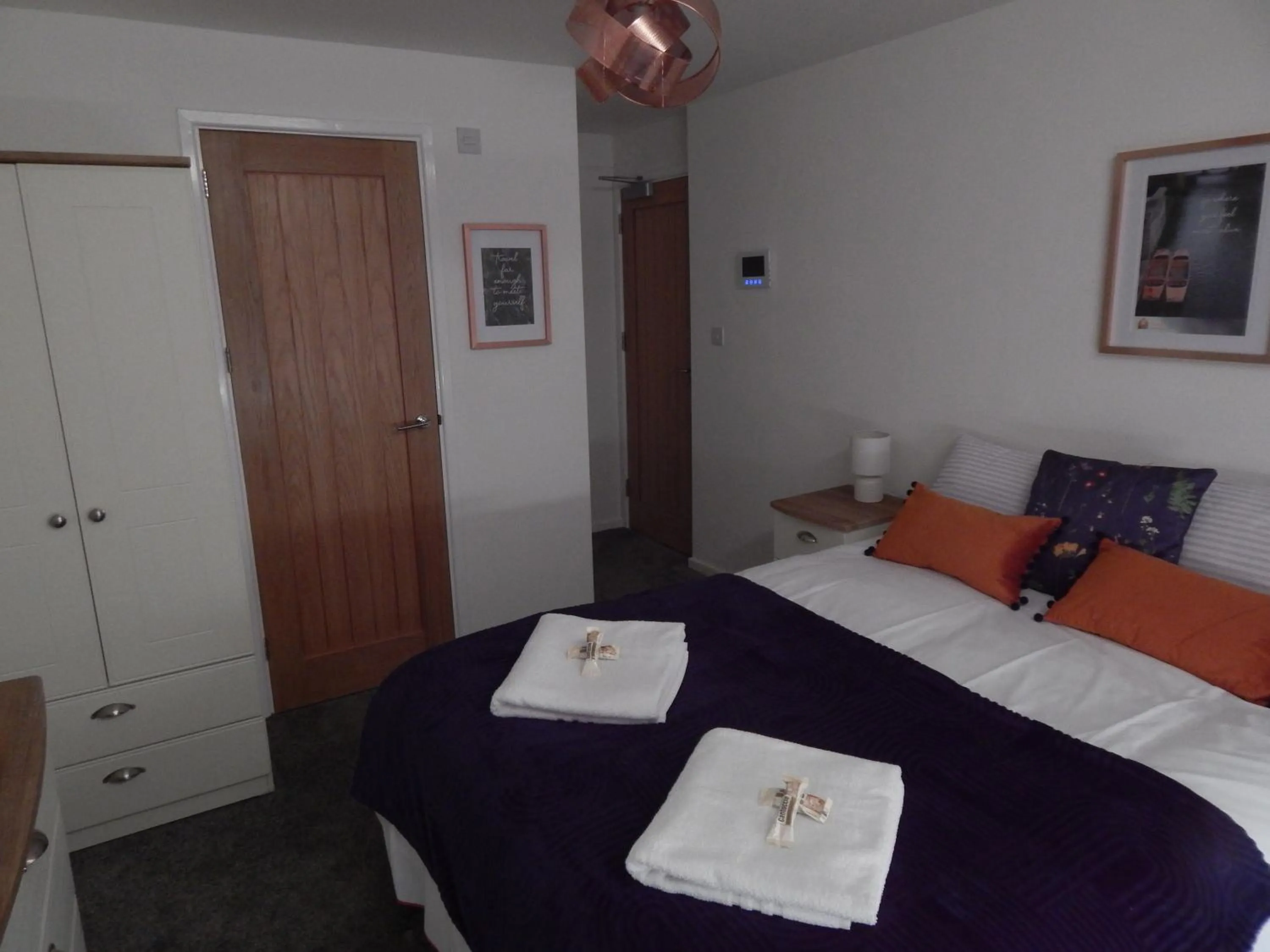 Bed in Modern, well located en-suite rooms with parking & all facilities