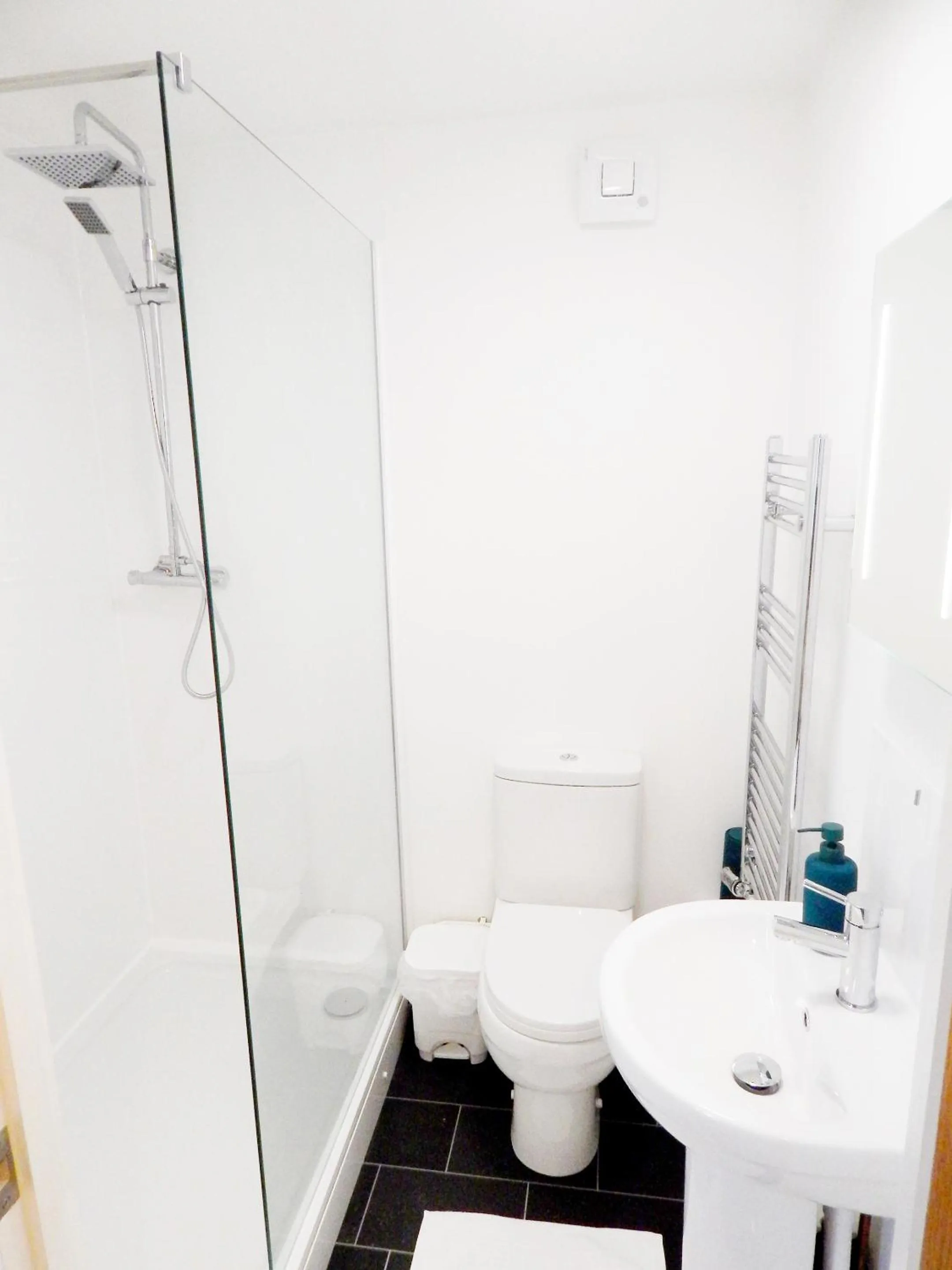 Shower in Modern, well located en-suite rooms with parking & all facilities