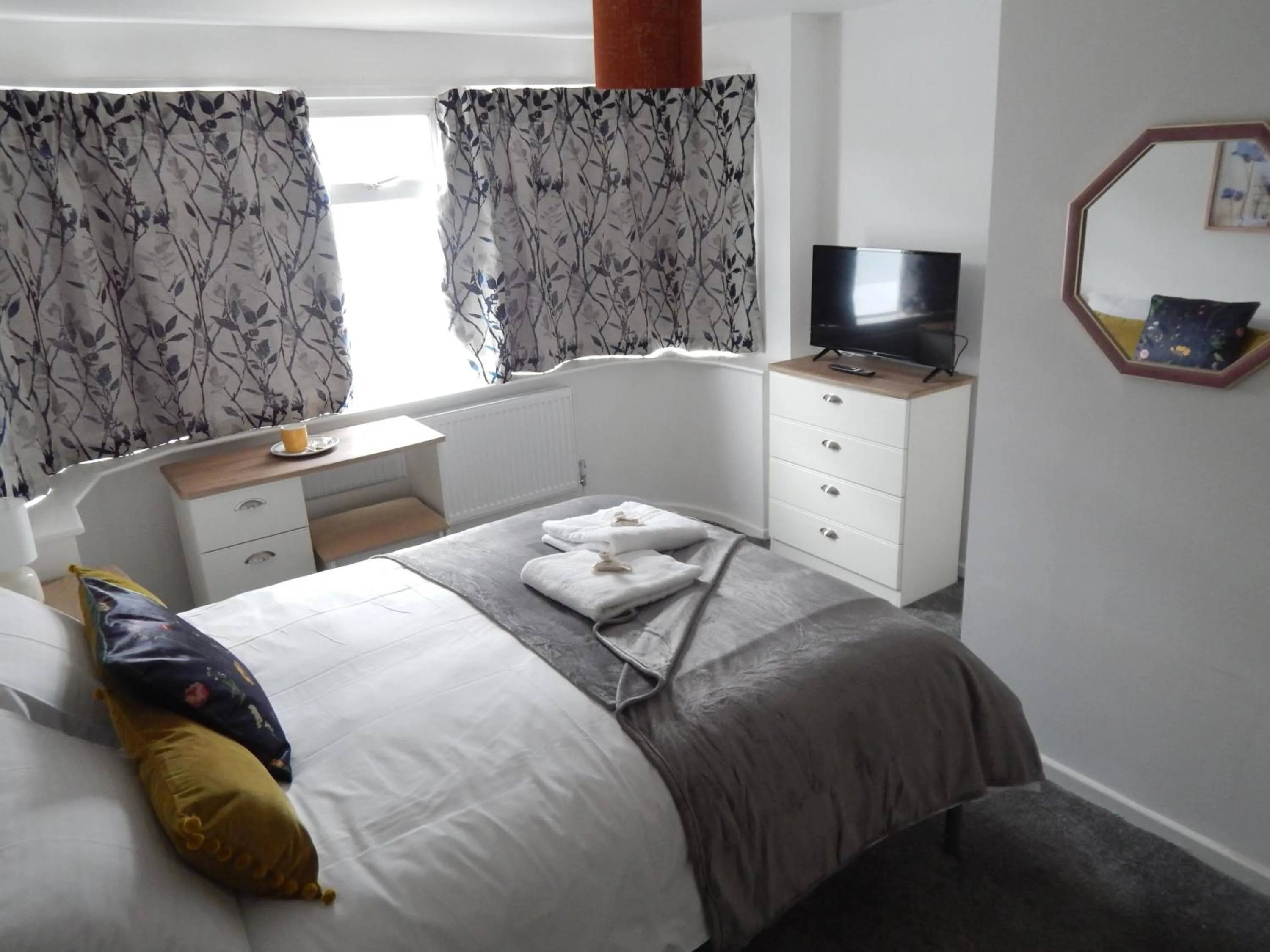 Bed in Modern, well located en-suite rooms with parking & all facilities